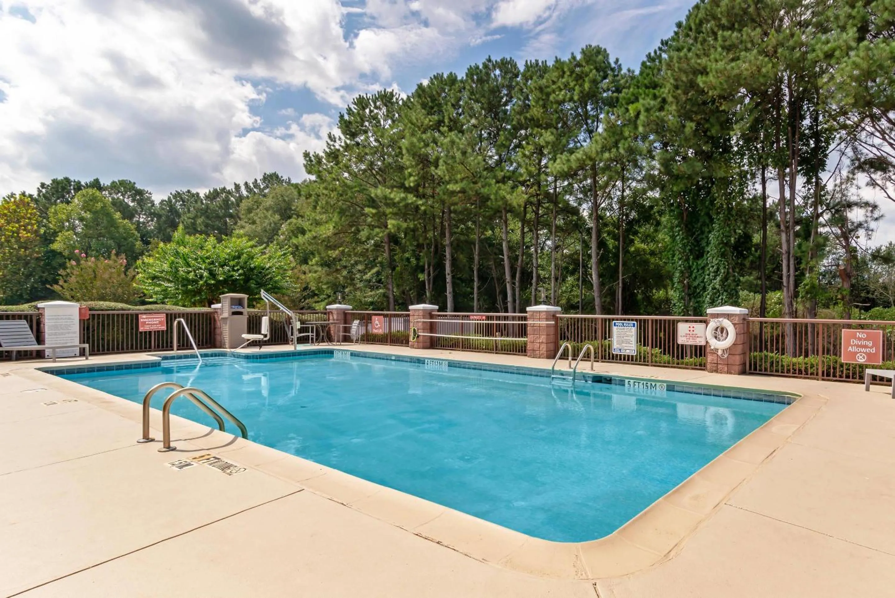 Swimming pool in Comfort Inn & Suites Carrollton