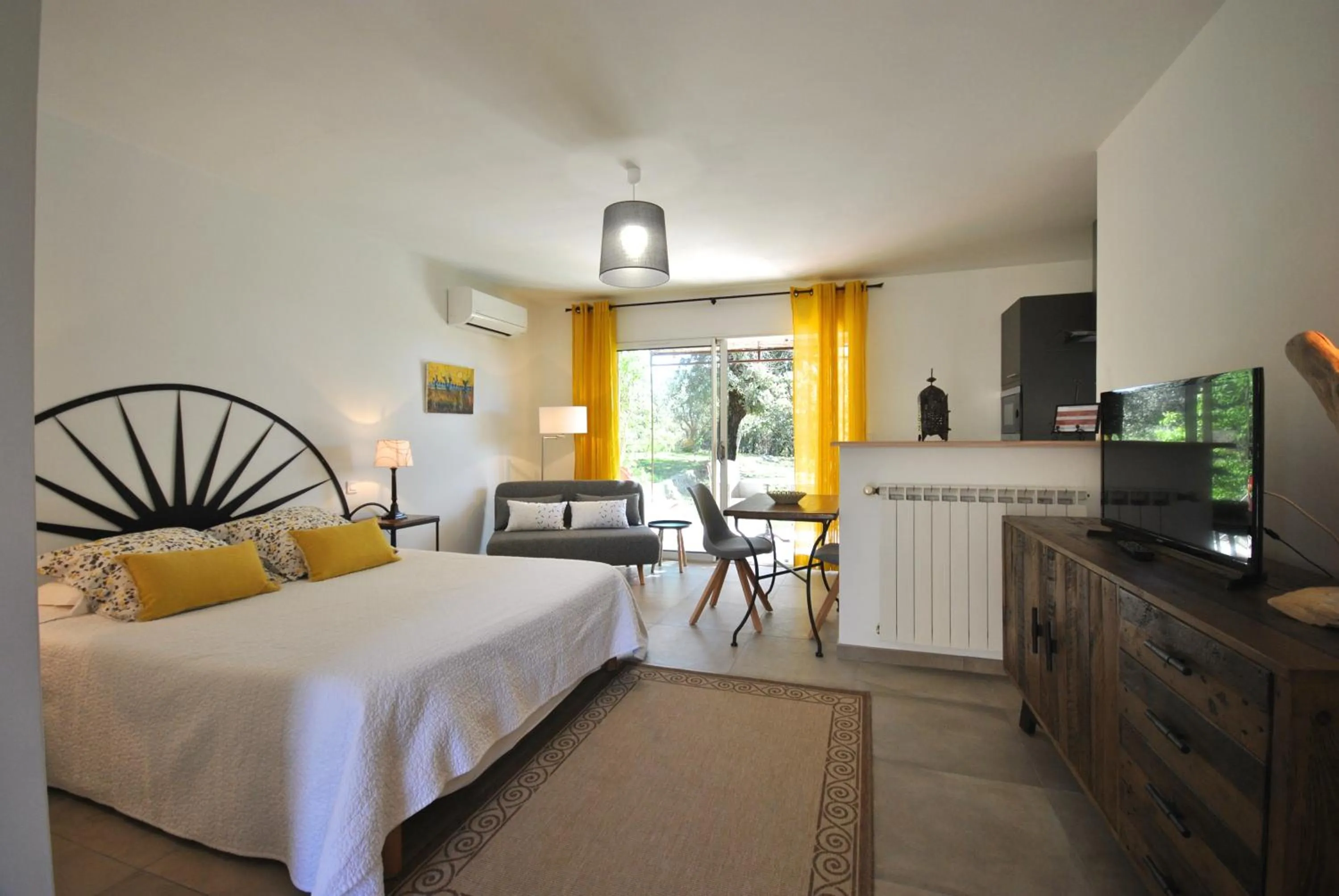 Photo of the whole room, Bed in B&B La Badelle