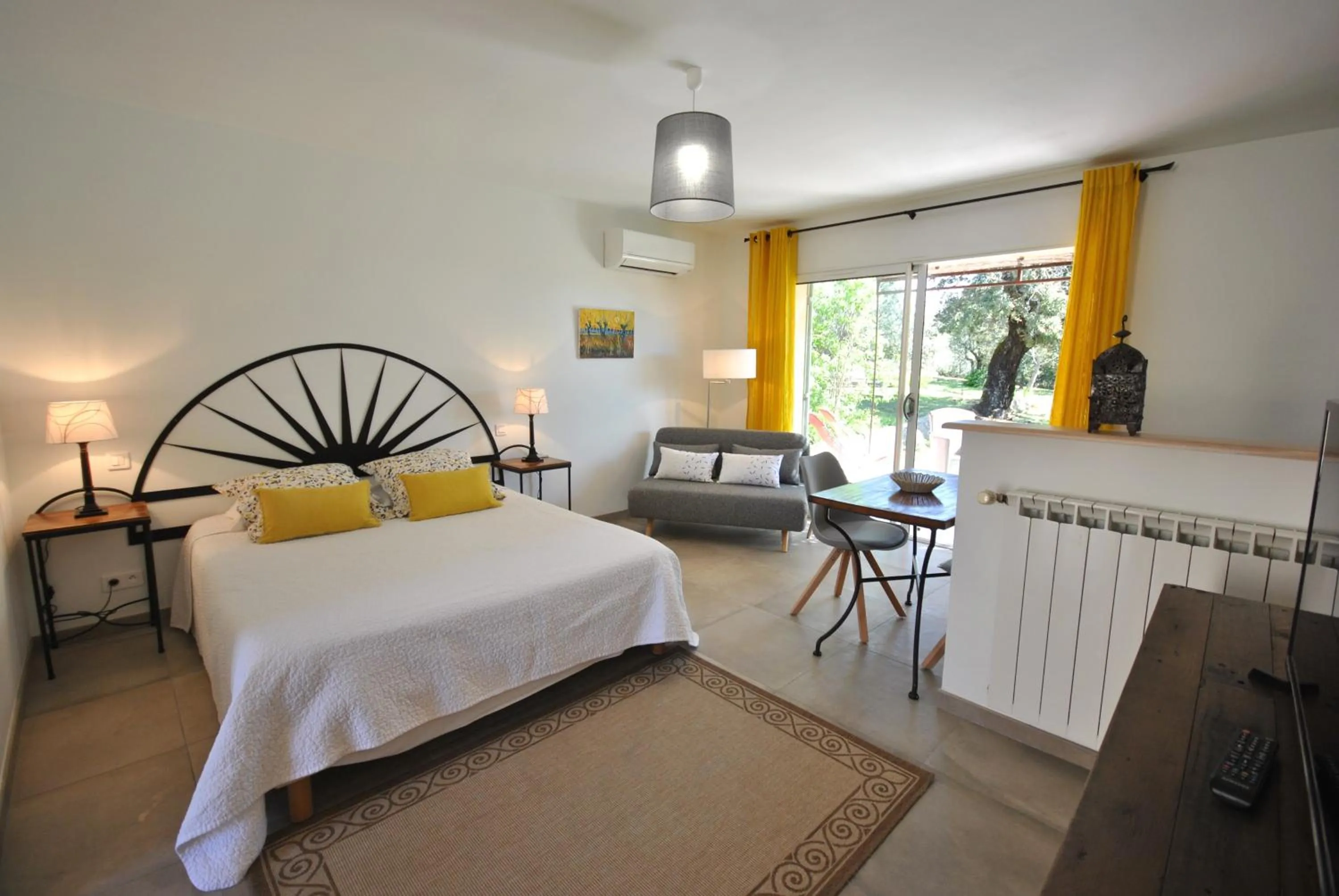 Photo of the whole room, Bed in B&B La Badelle