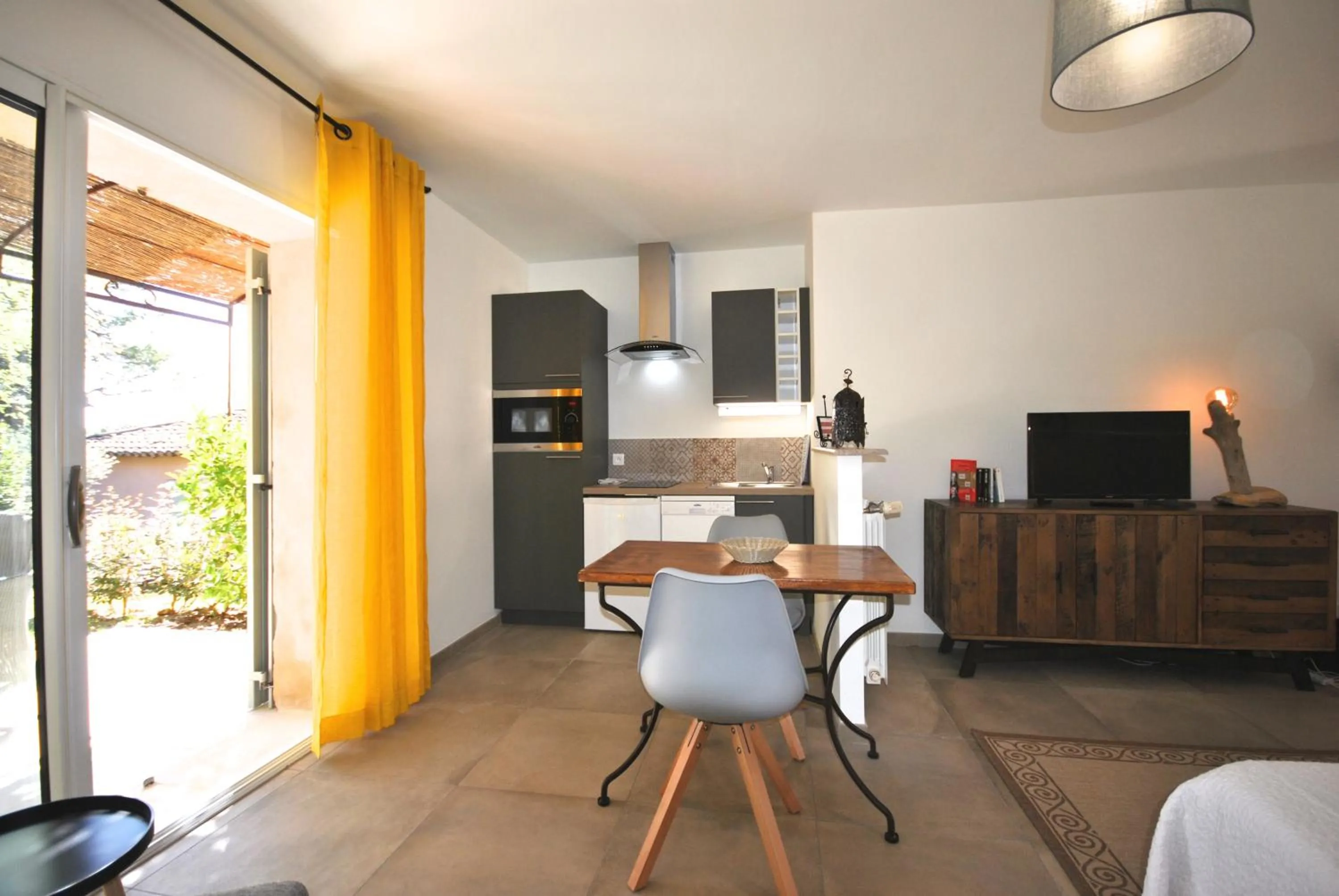 Photo of the whole room in B&B La Badelle