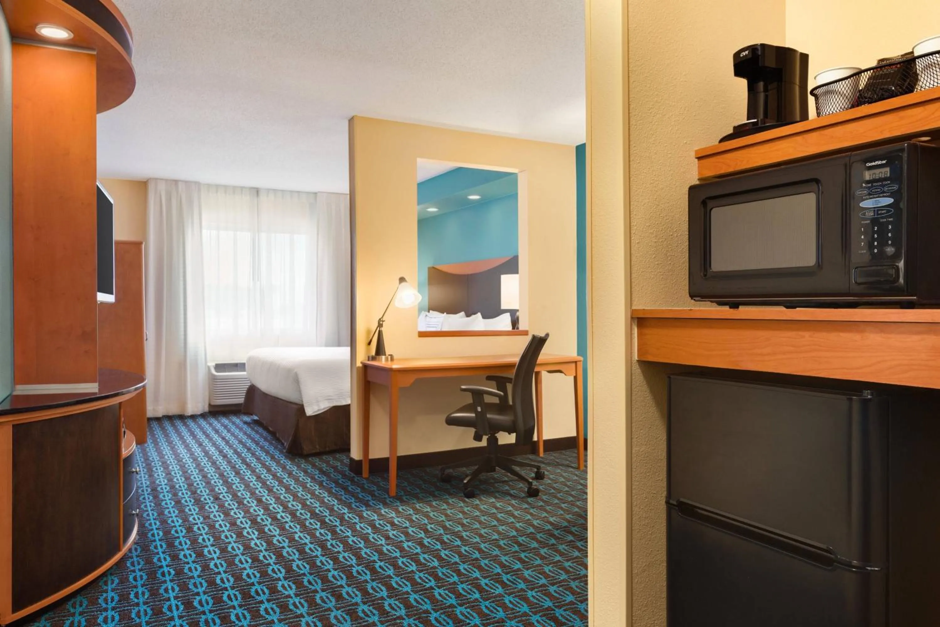 Photo of the whole room, Bed in Fairfield Inn & Suites by Marriott Toledo Maumee