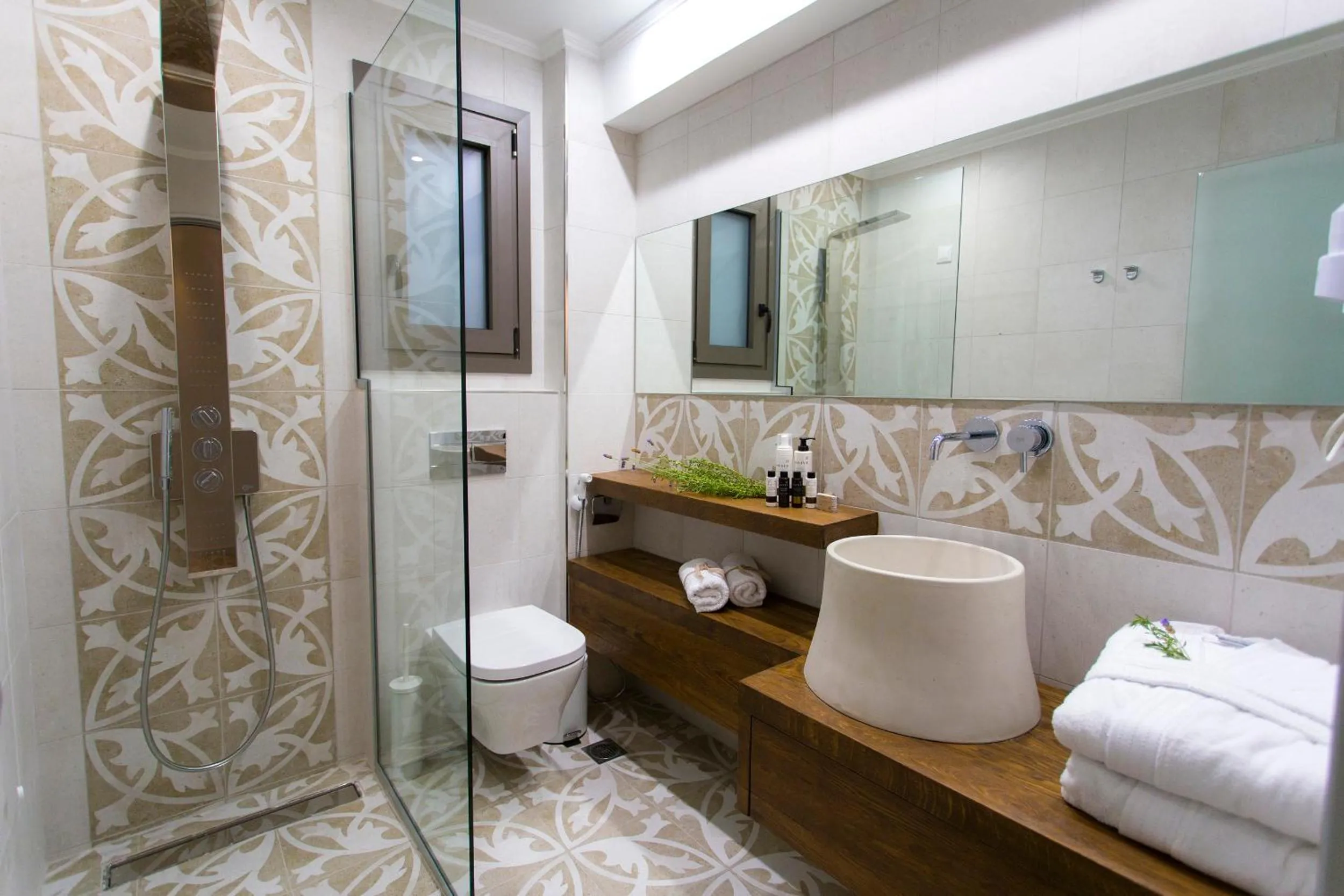 Hot Tub in Golden Bay Suites & Maisonettes