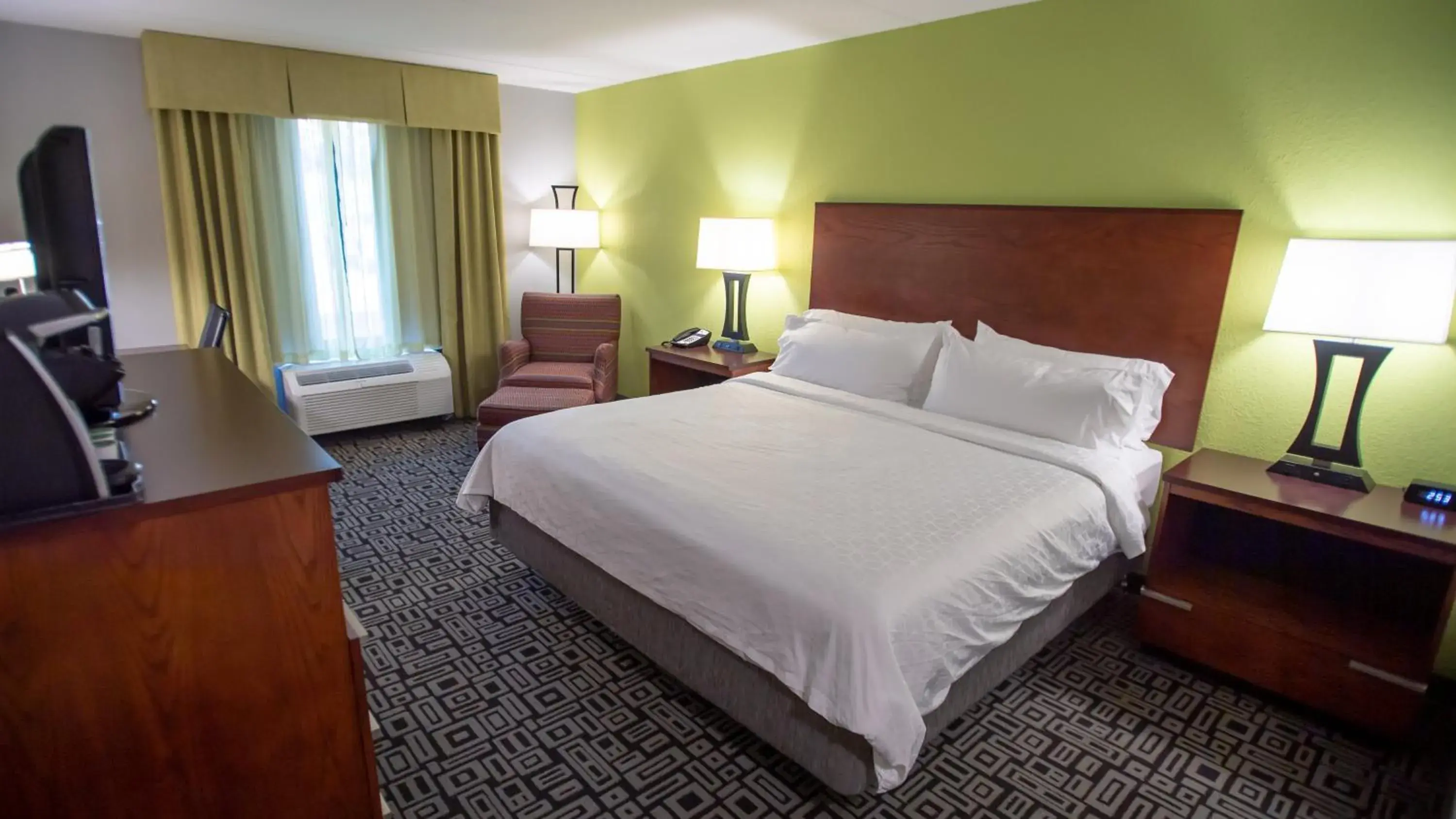 Standard King Room in Holiday Inn Express Hickory - Hickory Mart by IHG Standard King Room in Holiday Inn Express Hickory - Hickory Mart by IHG