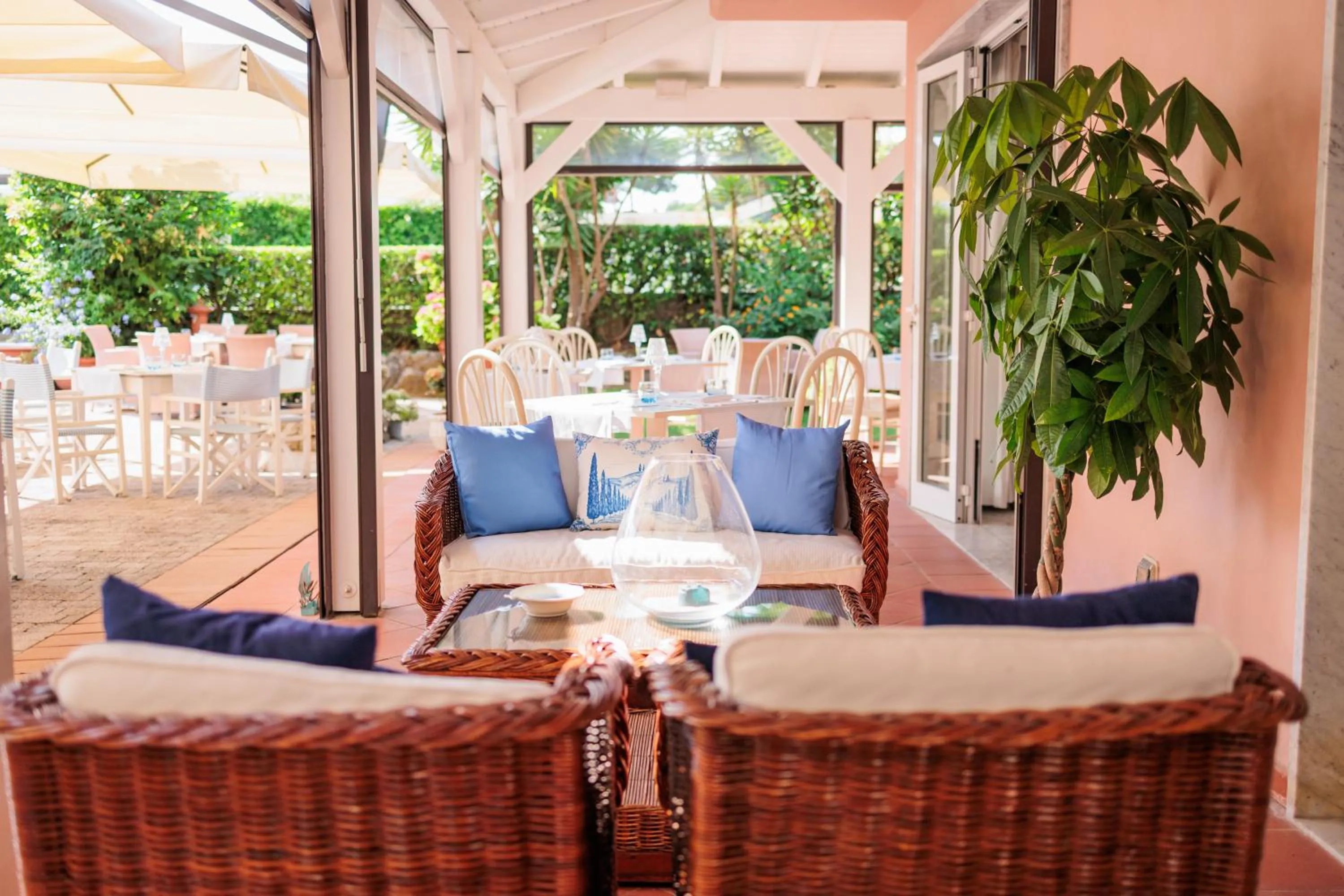 Restaurant/places to eat in Hotel Eden