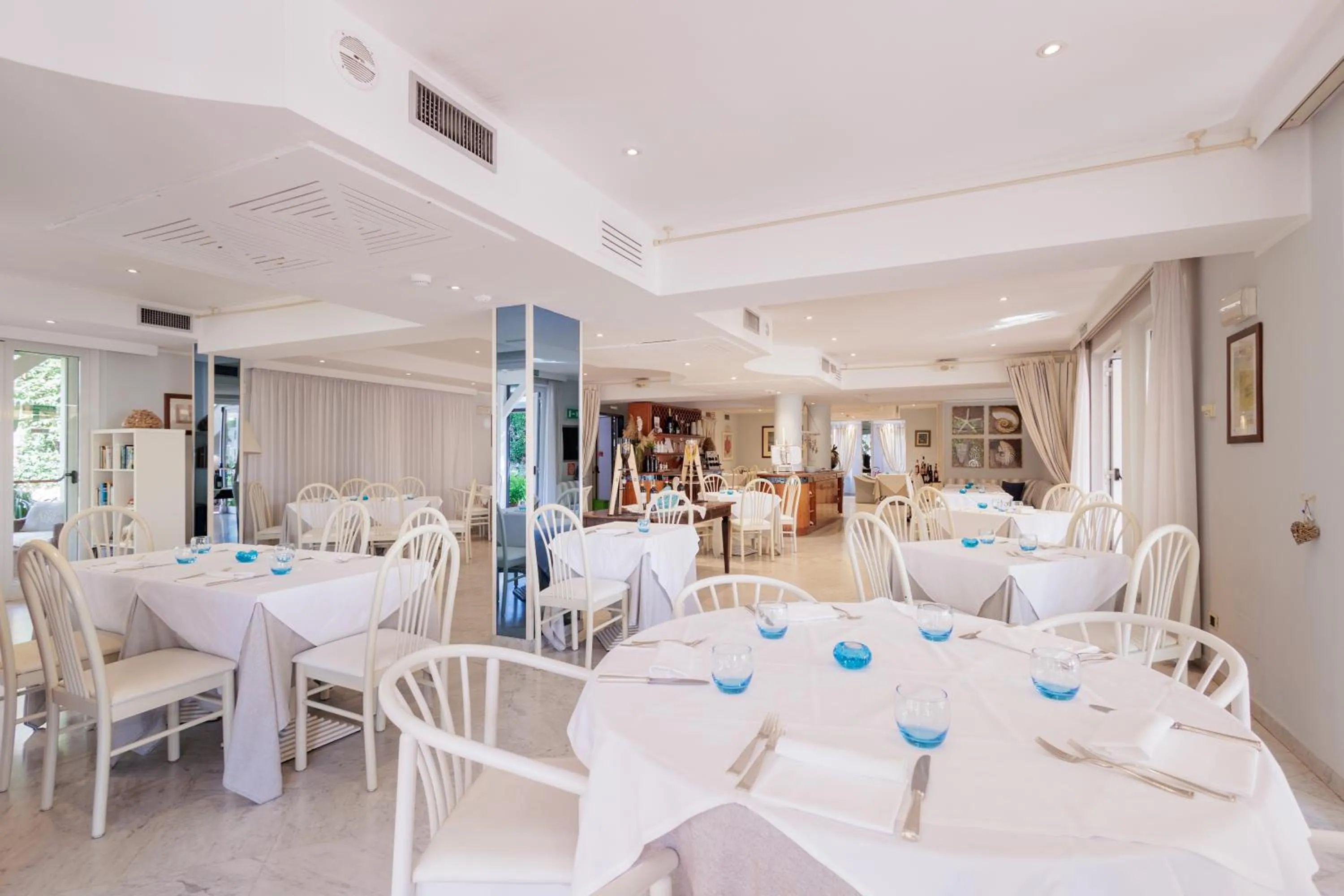 Restaurant/places to eat in Hotel Eden