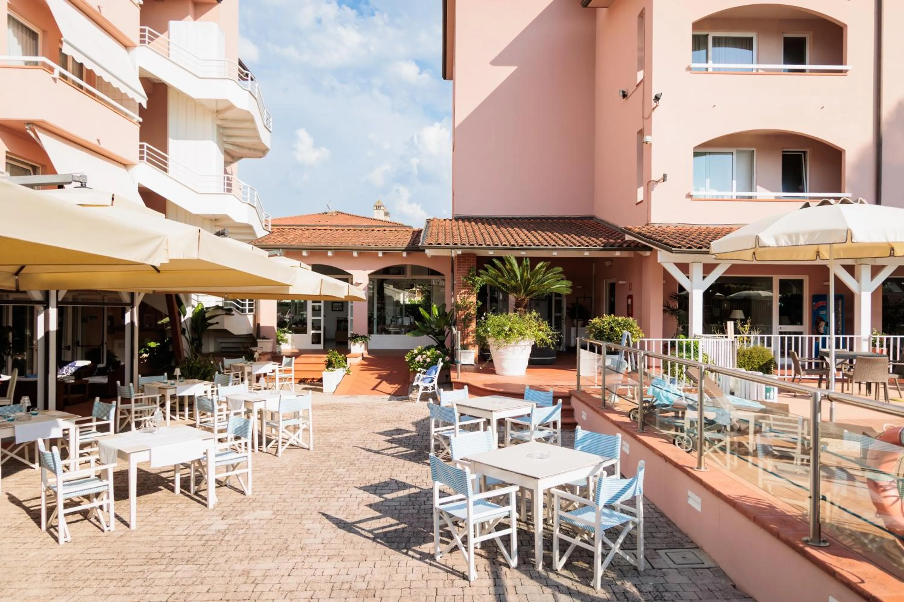 Restaurant/places to eat in Hotel Eden