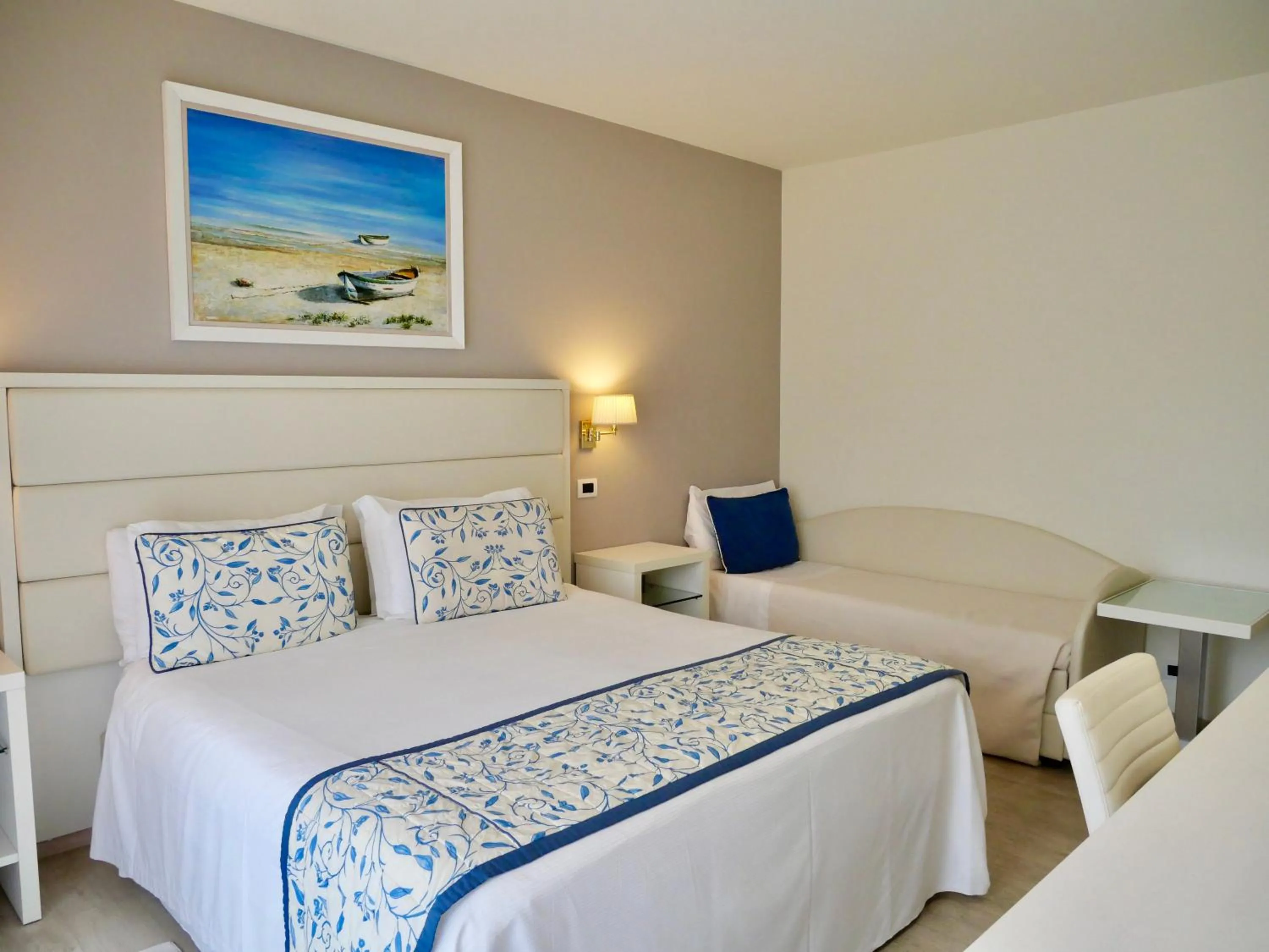 fireplace, Bed in Hotel Eden