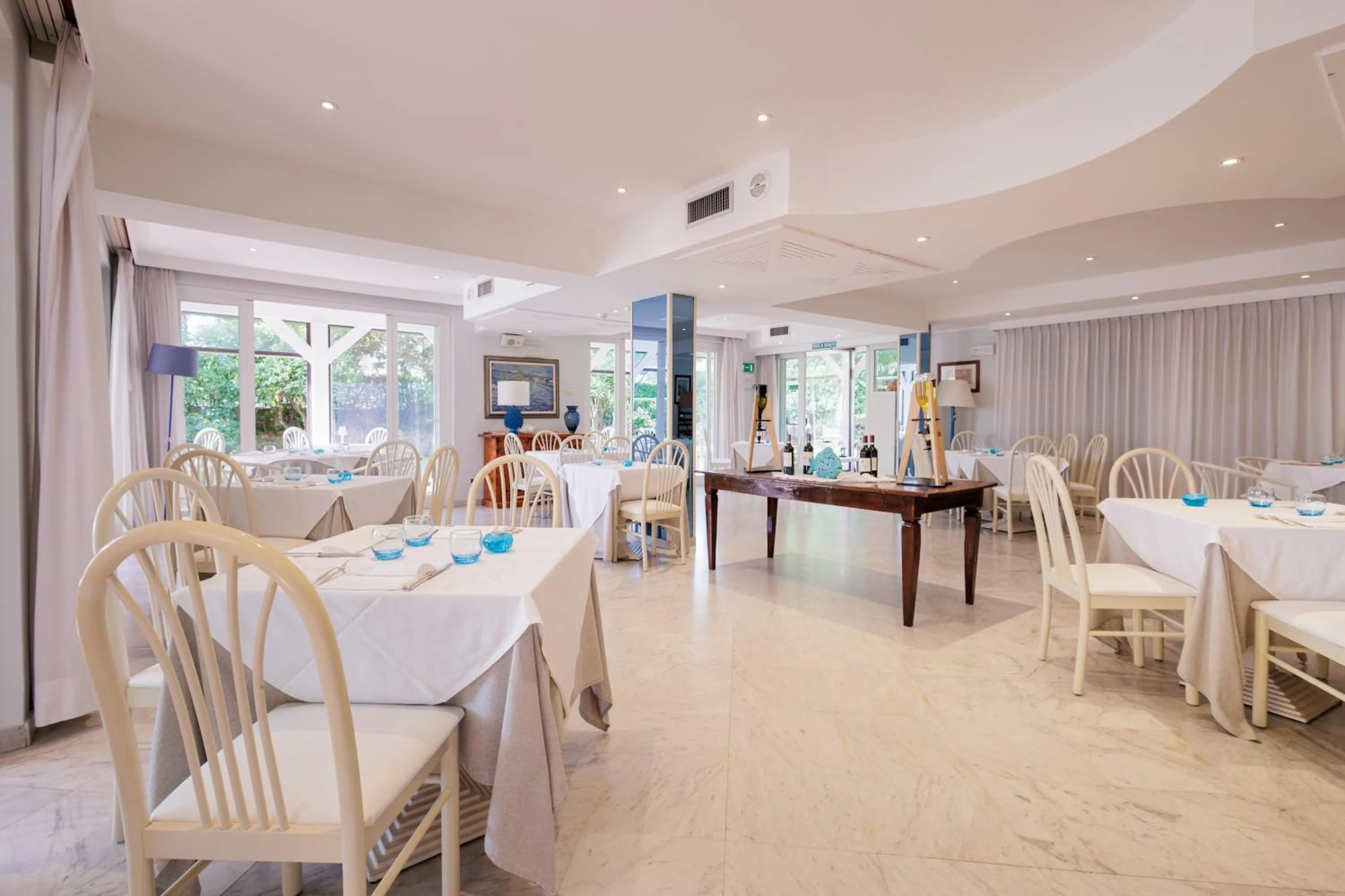Restaurant/places to eat in Hotel Eden