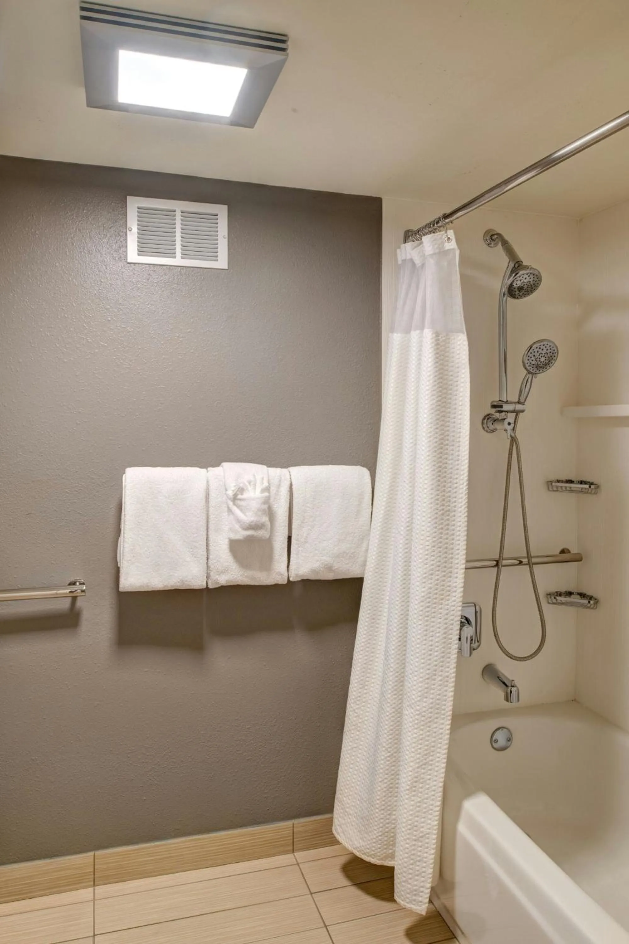 Bathroom in Courtyard by Marriott Columbia Northeast/Fort Jackson Area