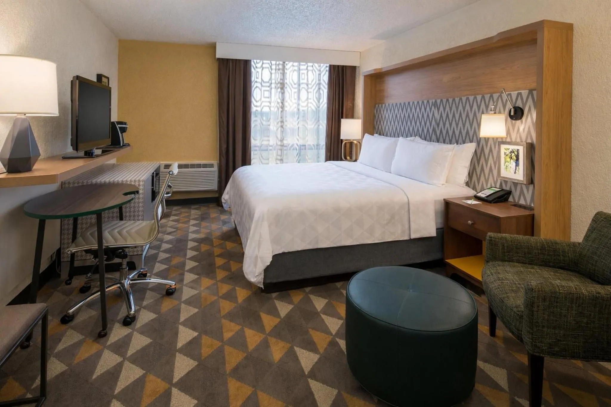 Photo of the whole room, Bed in Holiday Inn Portland- I-5 S Wilsonville by IHG