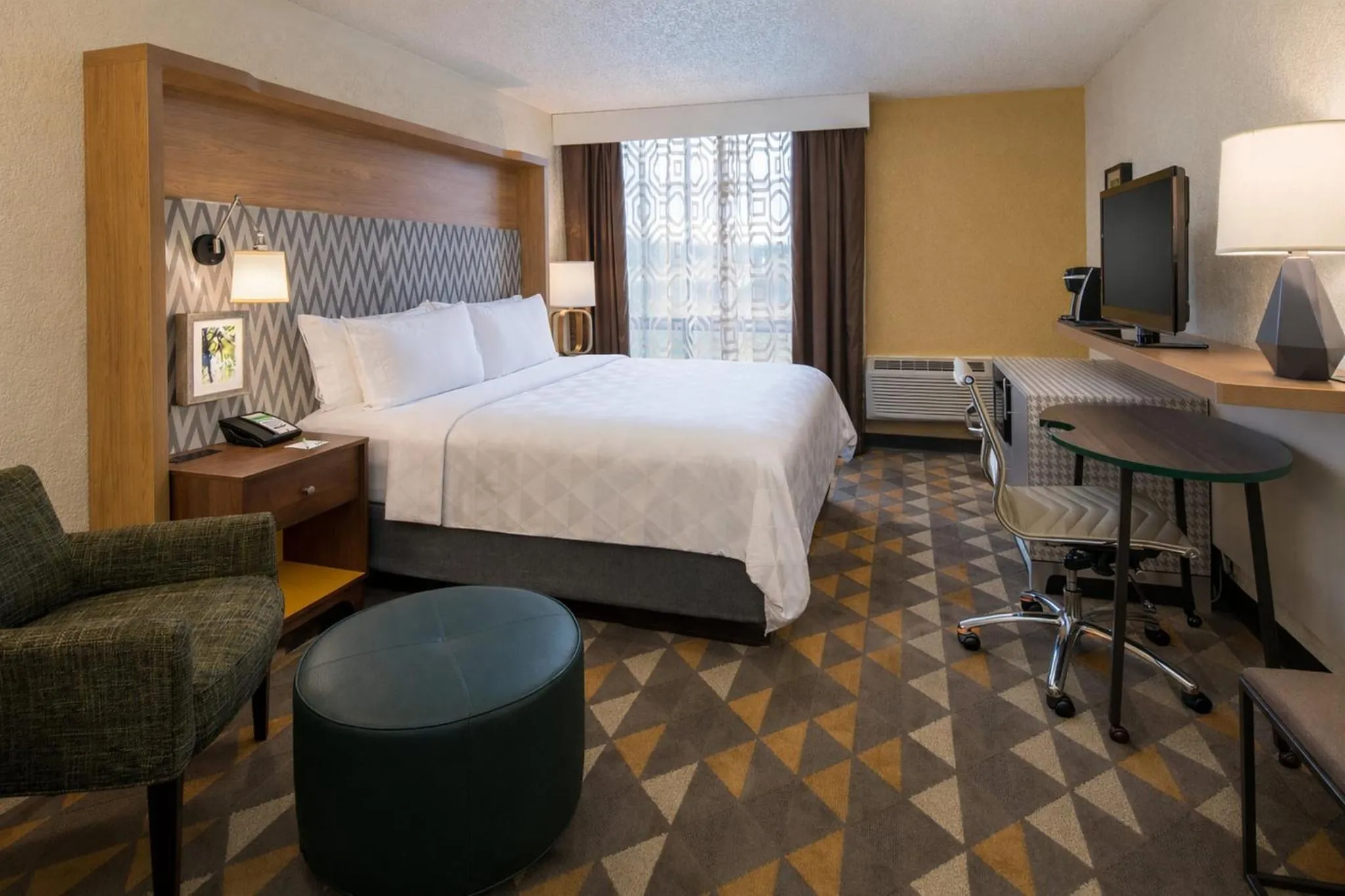 Photo of the whole room, Bed in Holiday Inn Portland- I-5 S Wilsonville by IHG