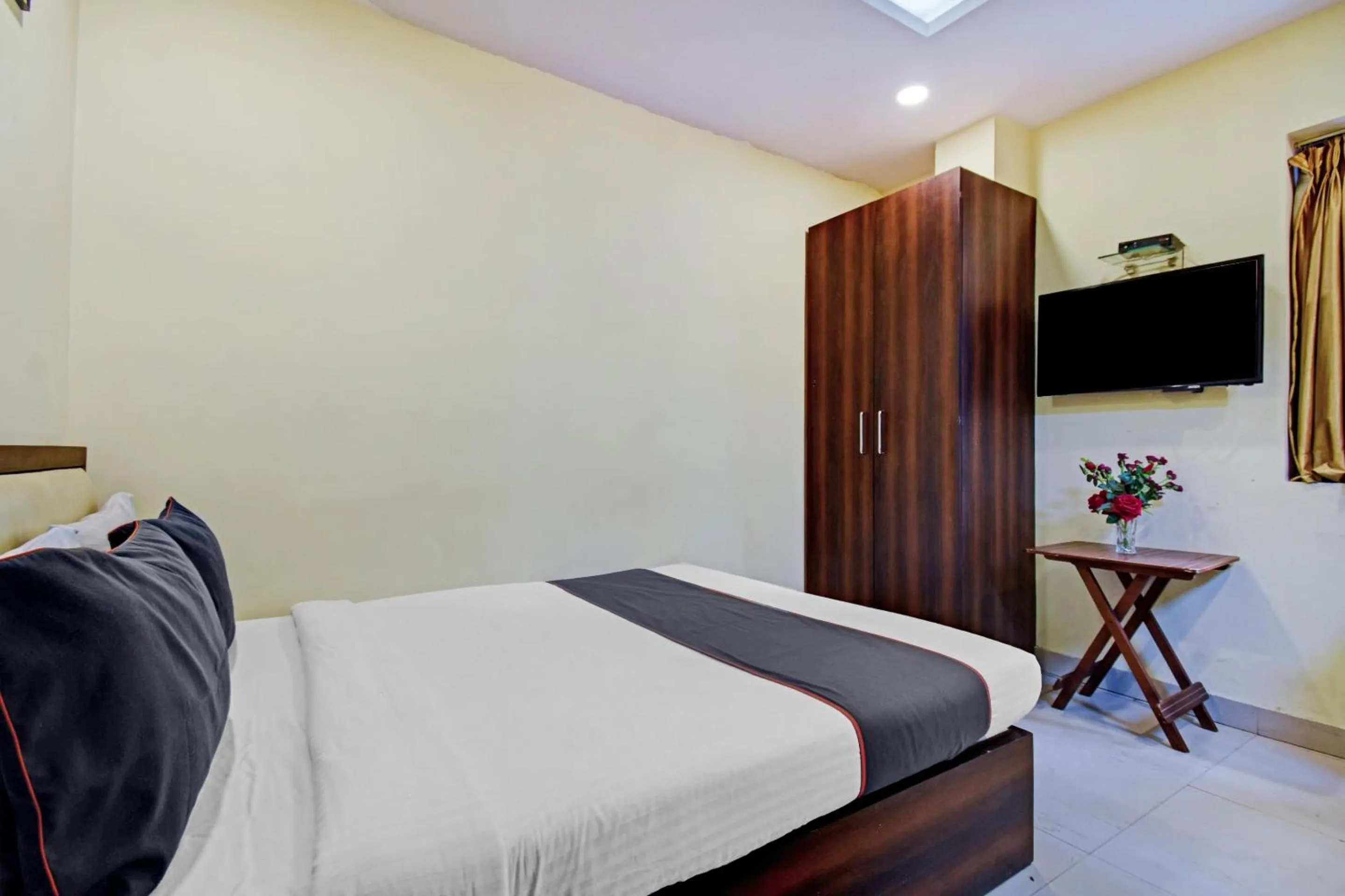 Bedroom, Bed in Collection O Motisarai