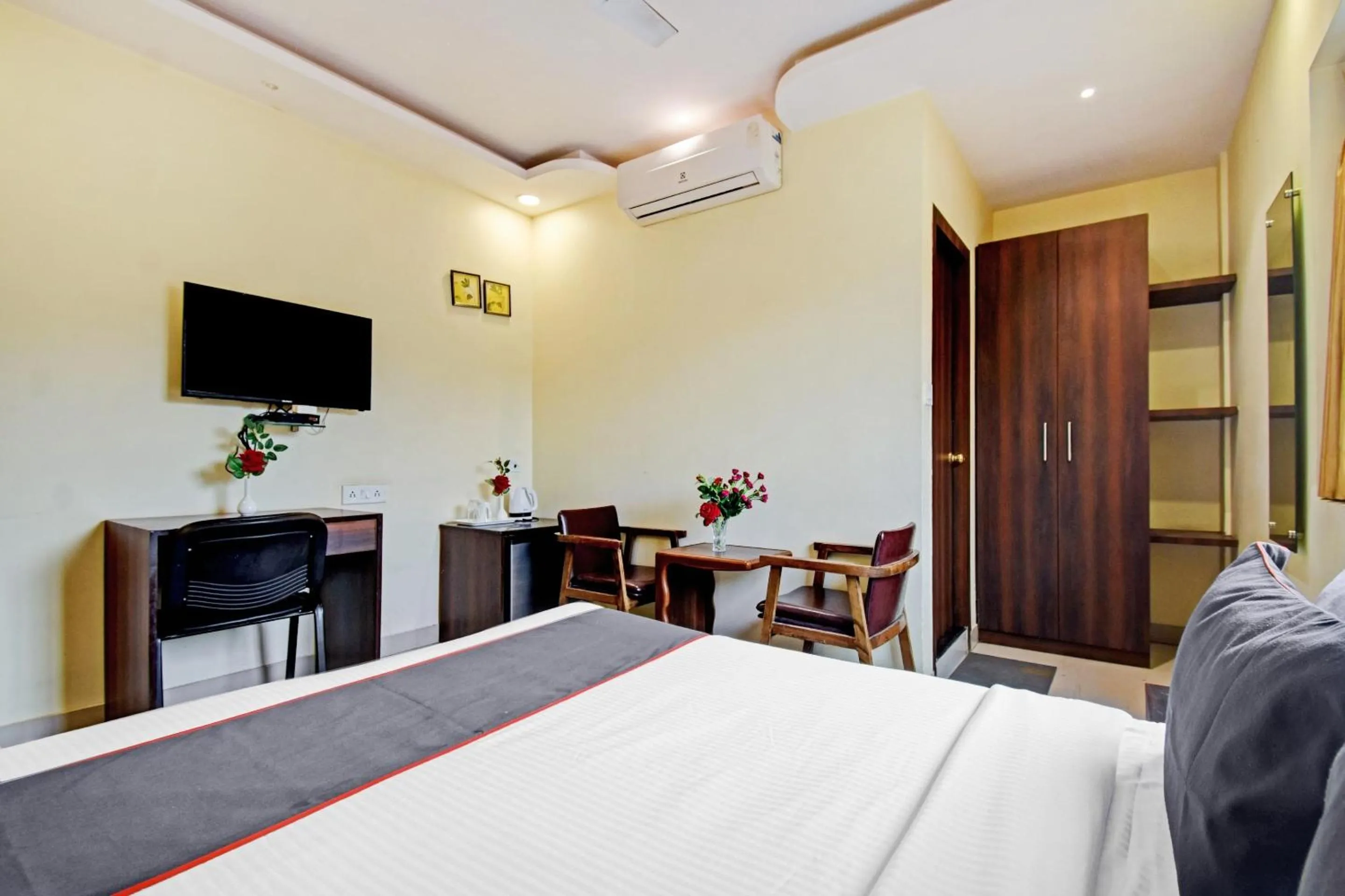 Bedroom, Bed in Collection O Motisarai