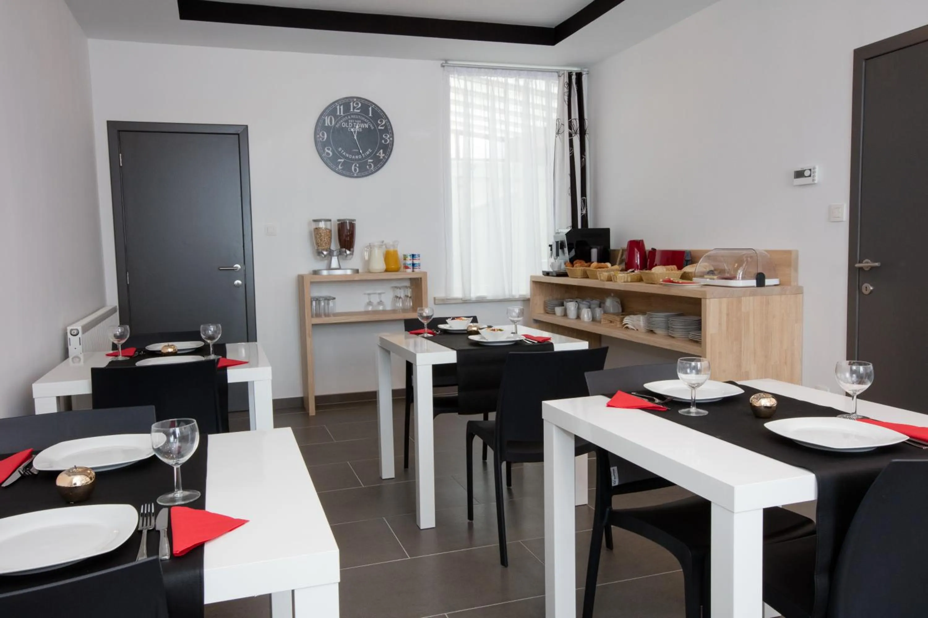 Communal lounge/ TV room in Elysian