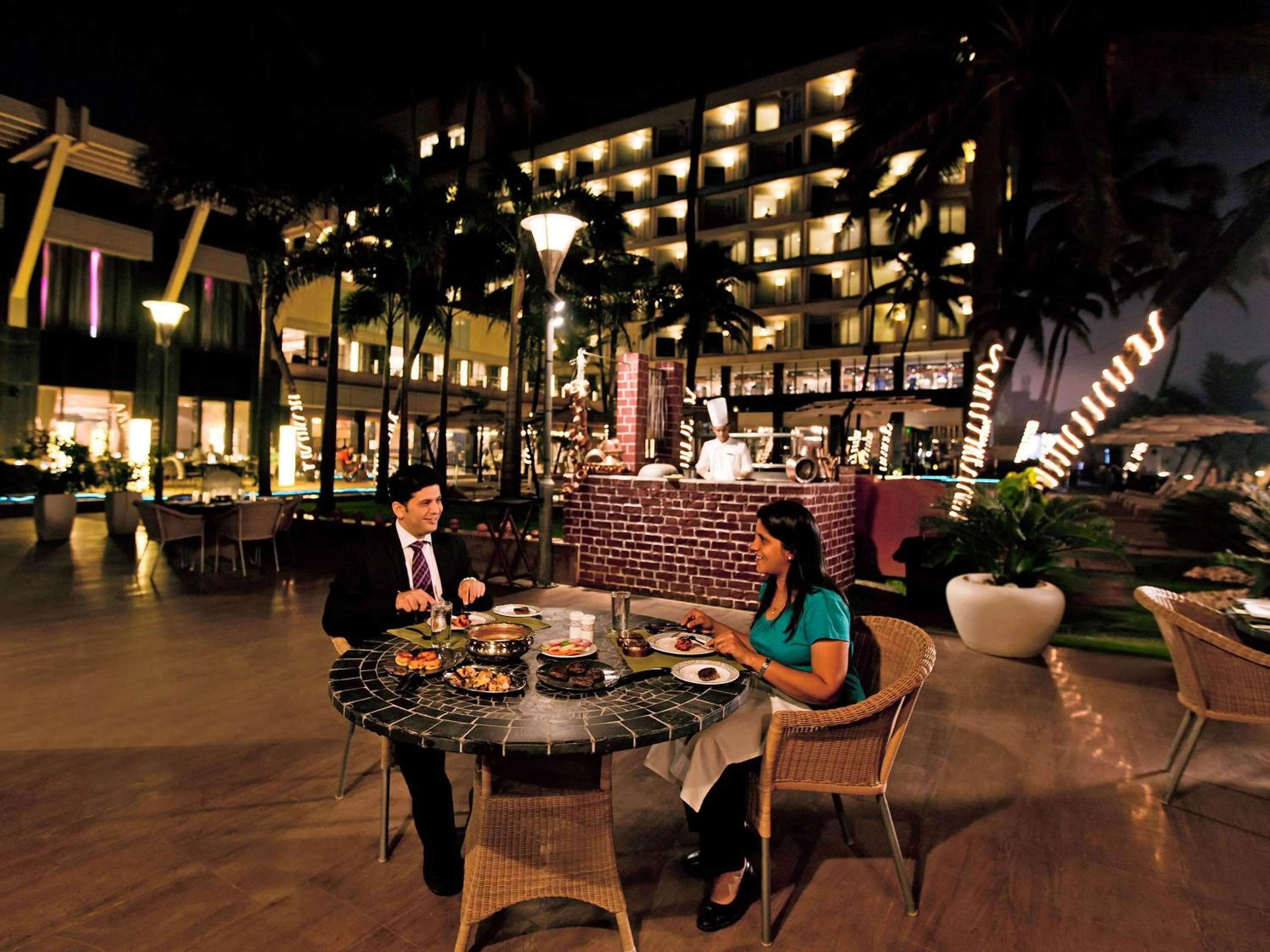 Restaurant/places to eat in Novotel Mumbai Juhu Beach