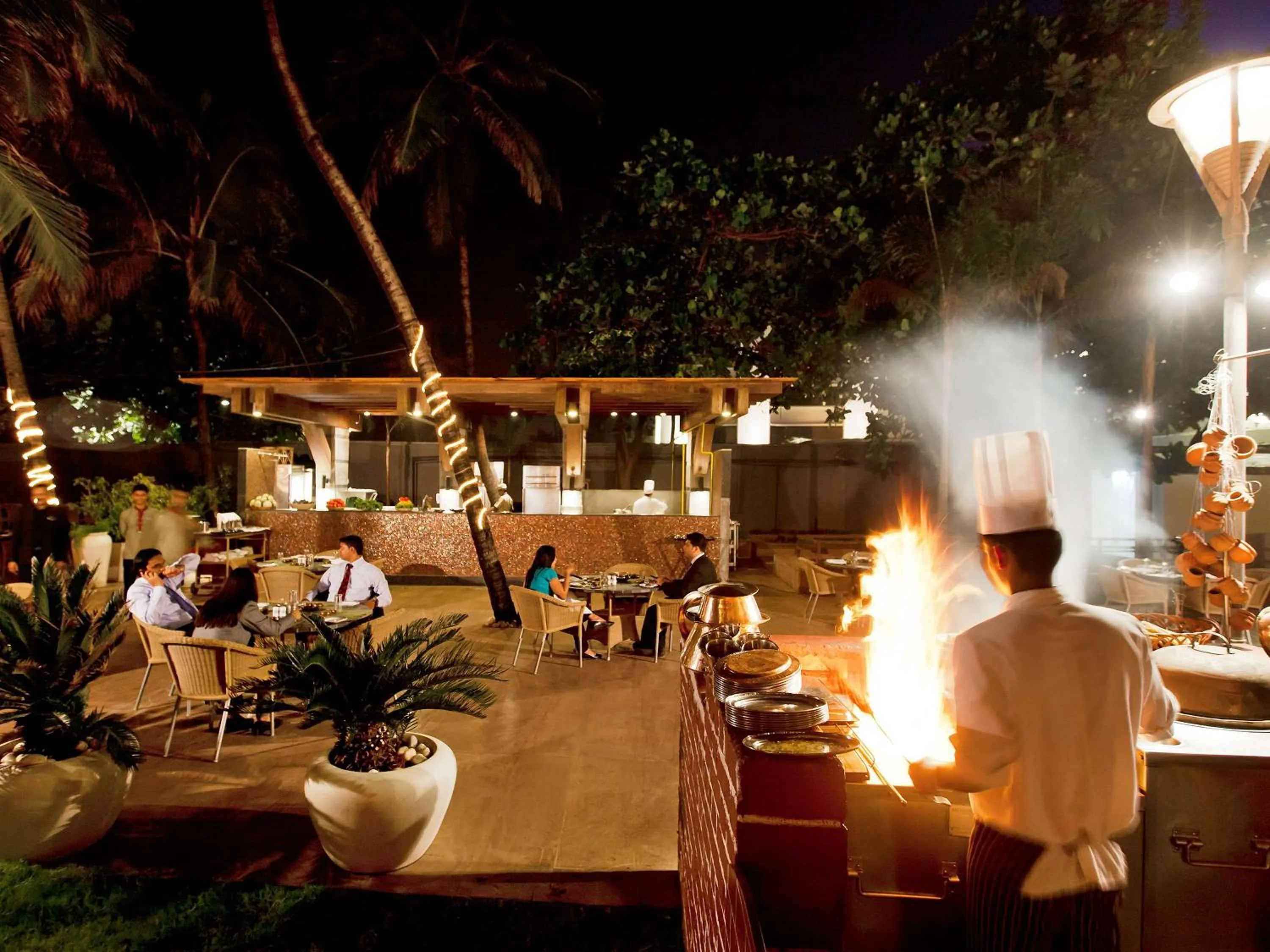 Restaurant/places to eat in Novotel Mumbai Juhu Beach