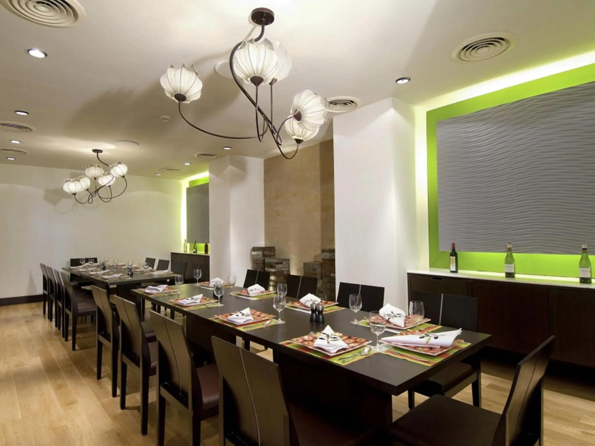 Restaurant/places to eat in Novotel Mumbai Juhu Beach