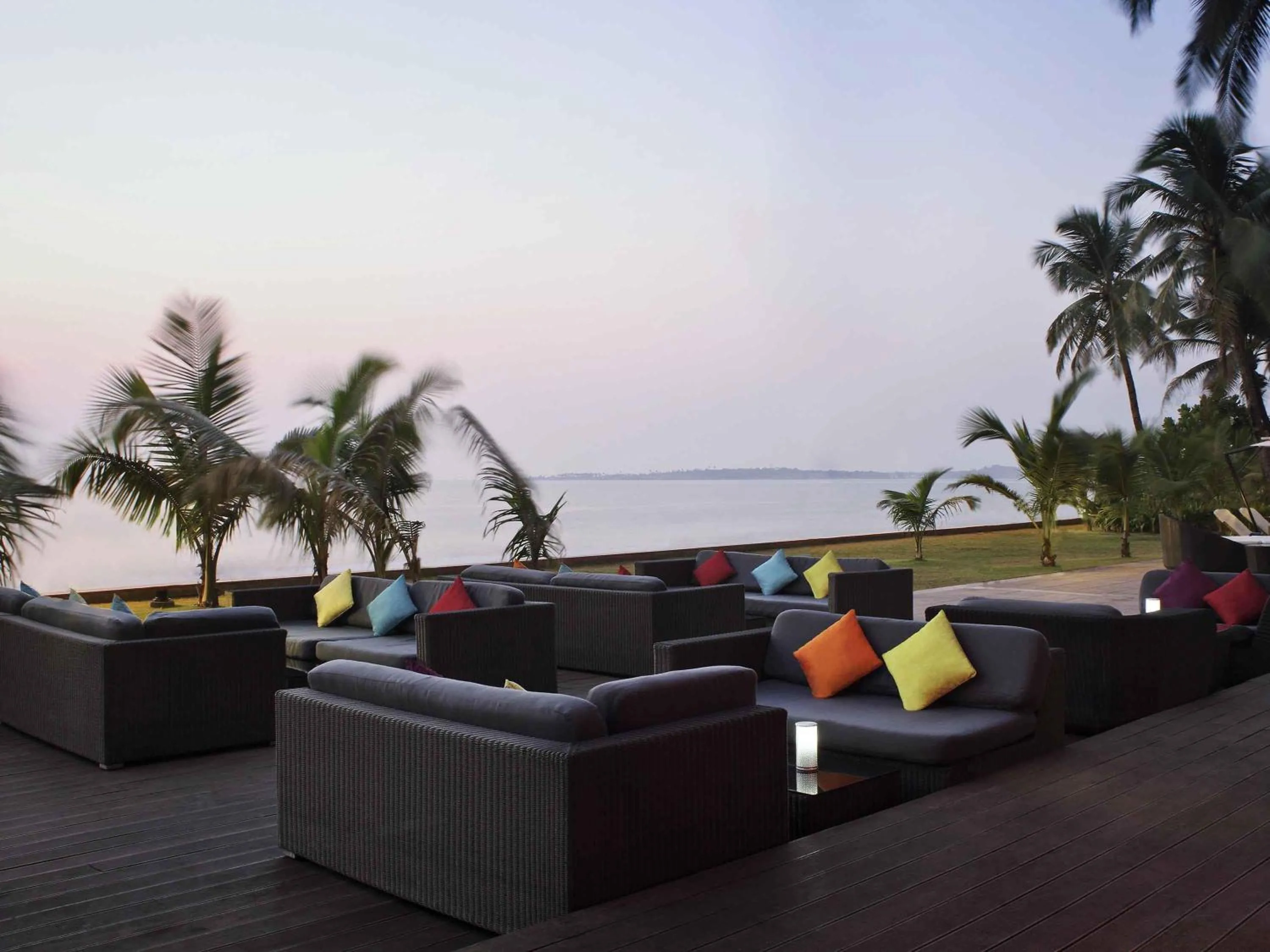 Lounge or bar in Novotel Mumbai Juhu Beach