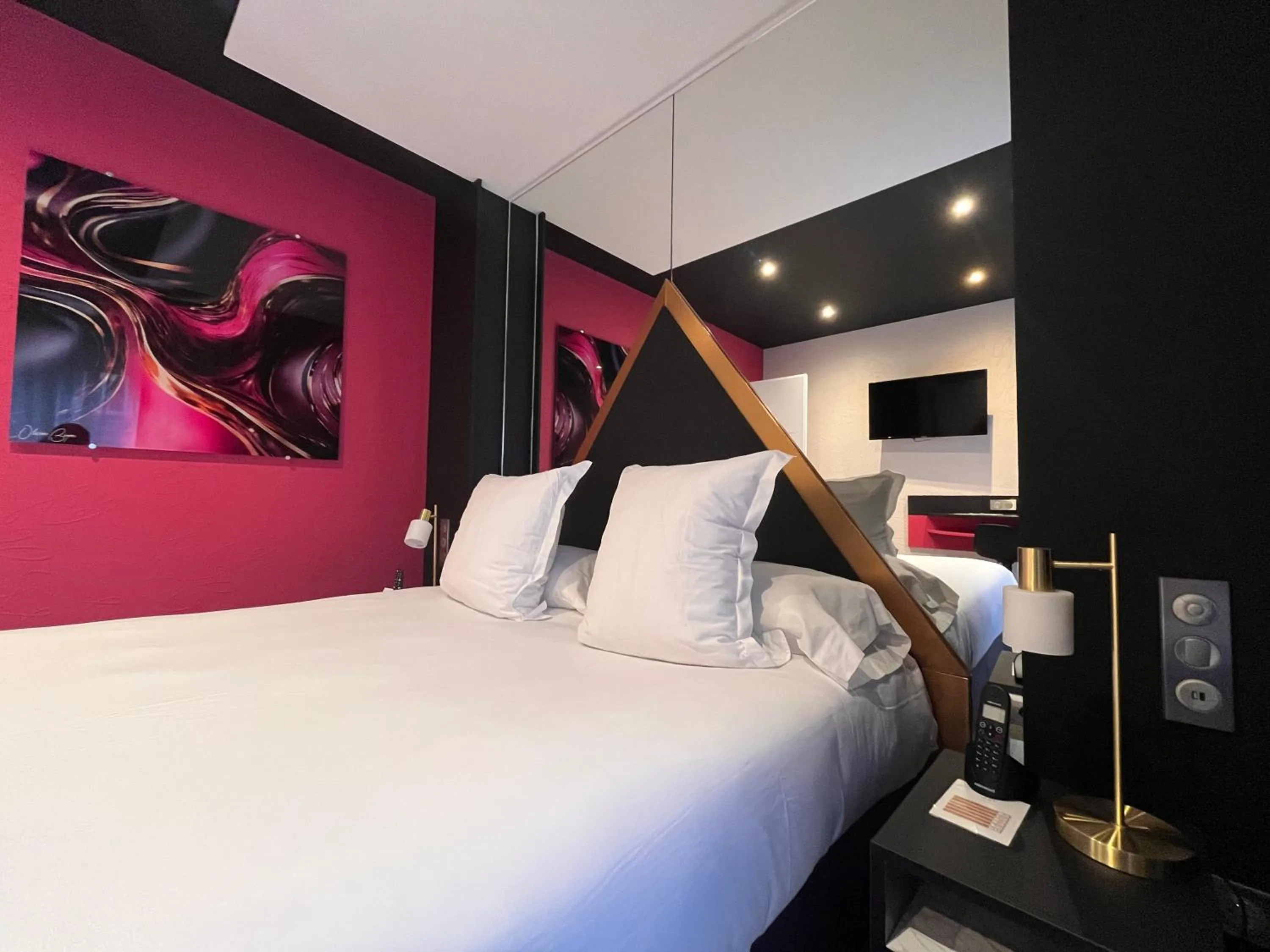 Photo of the whole room, Bed in LOGIS Hôtel Borel