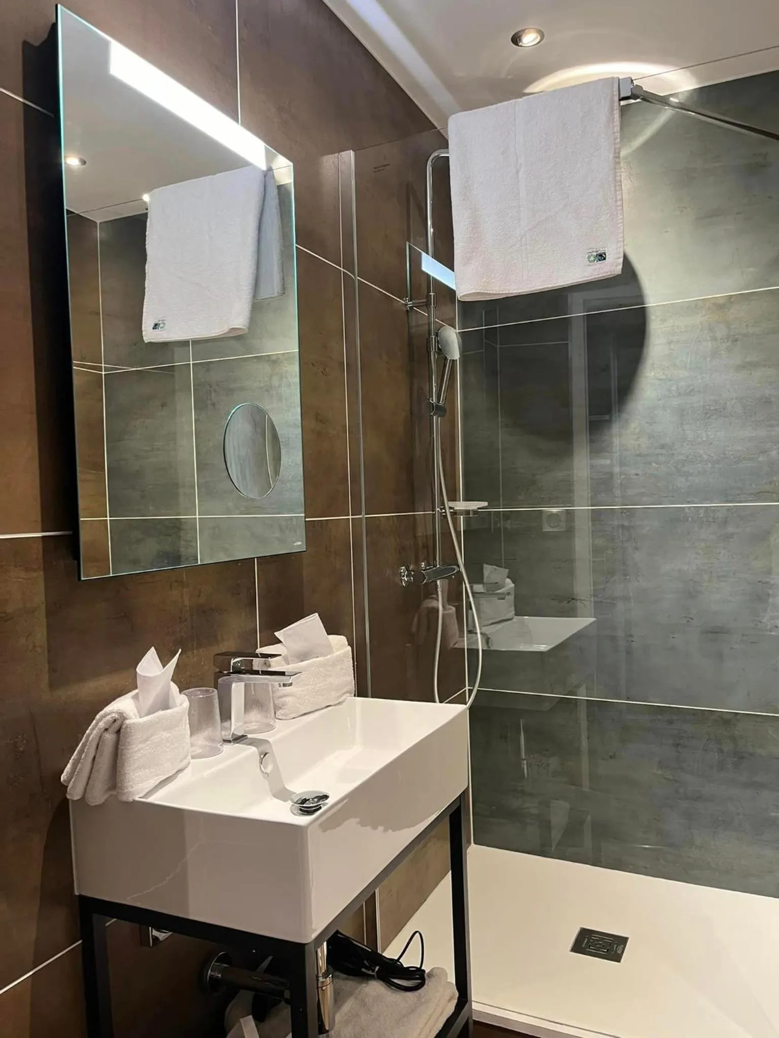 Shower in LOGIS Hôtel Borel