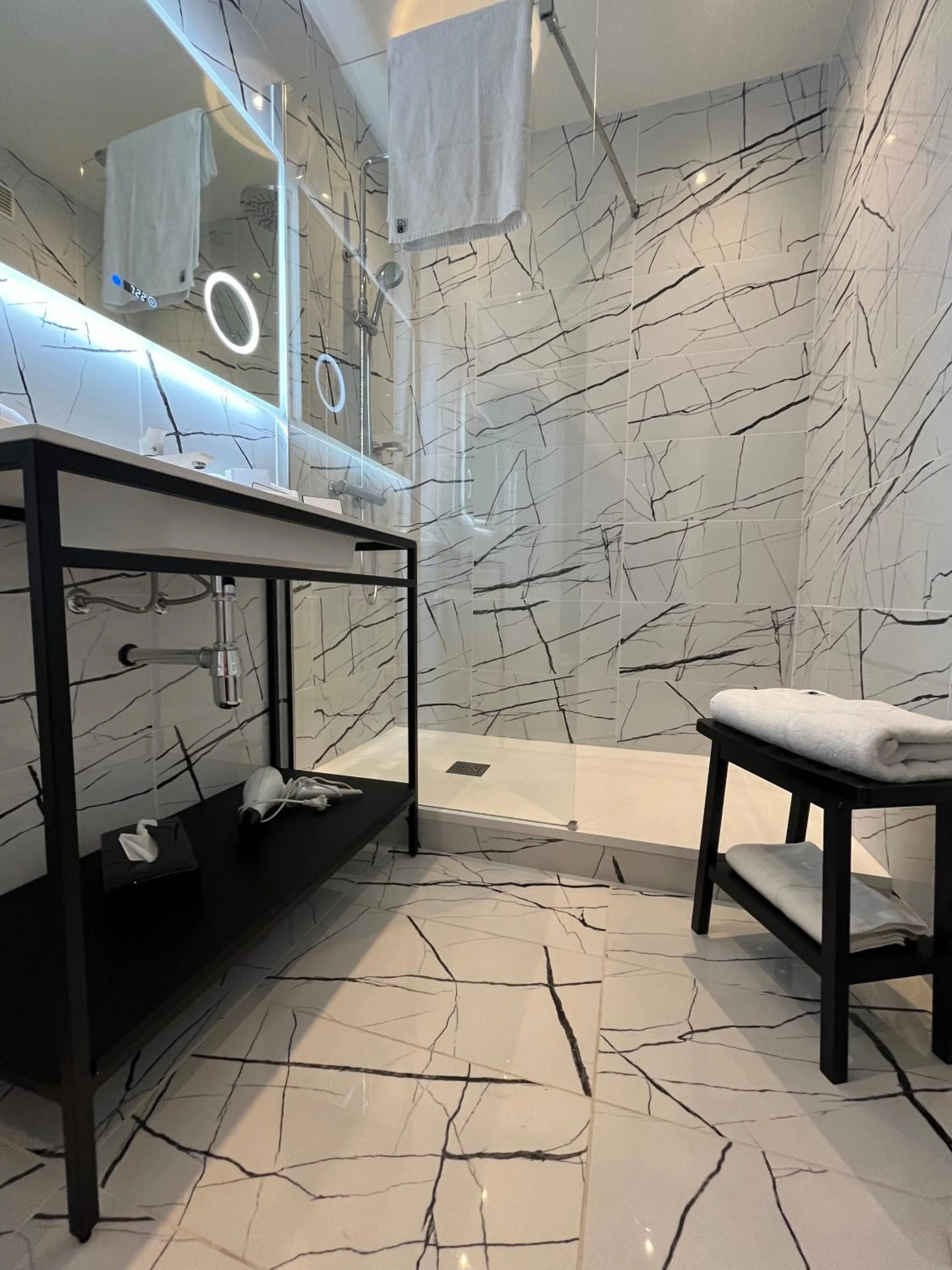 Bathroom in LOGIS Hôtel Borel