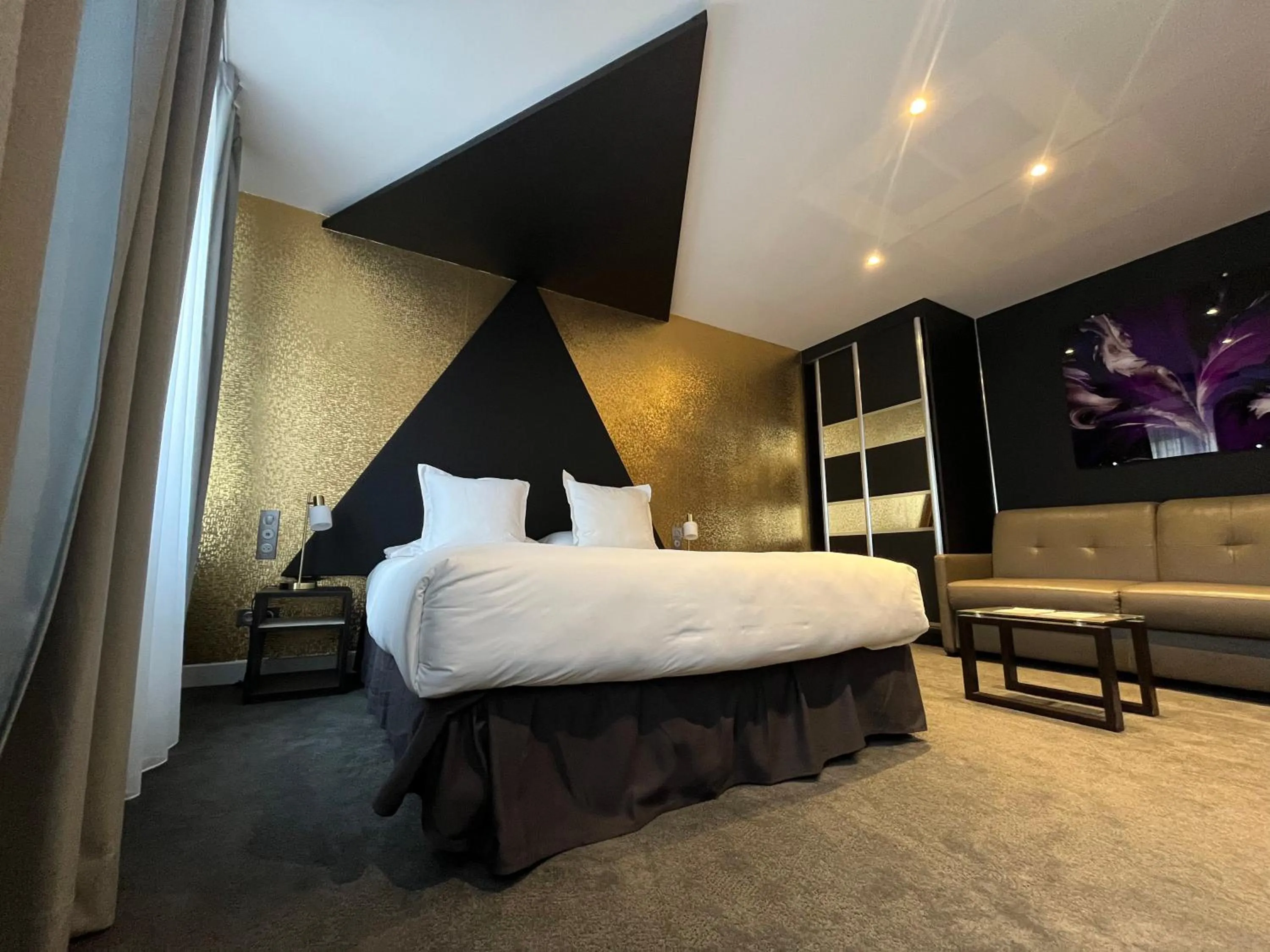 Bedroom, Bed in LOGIS Hôtel Borel