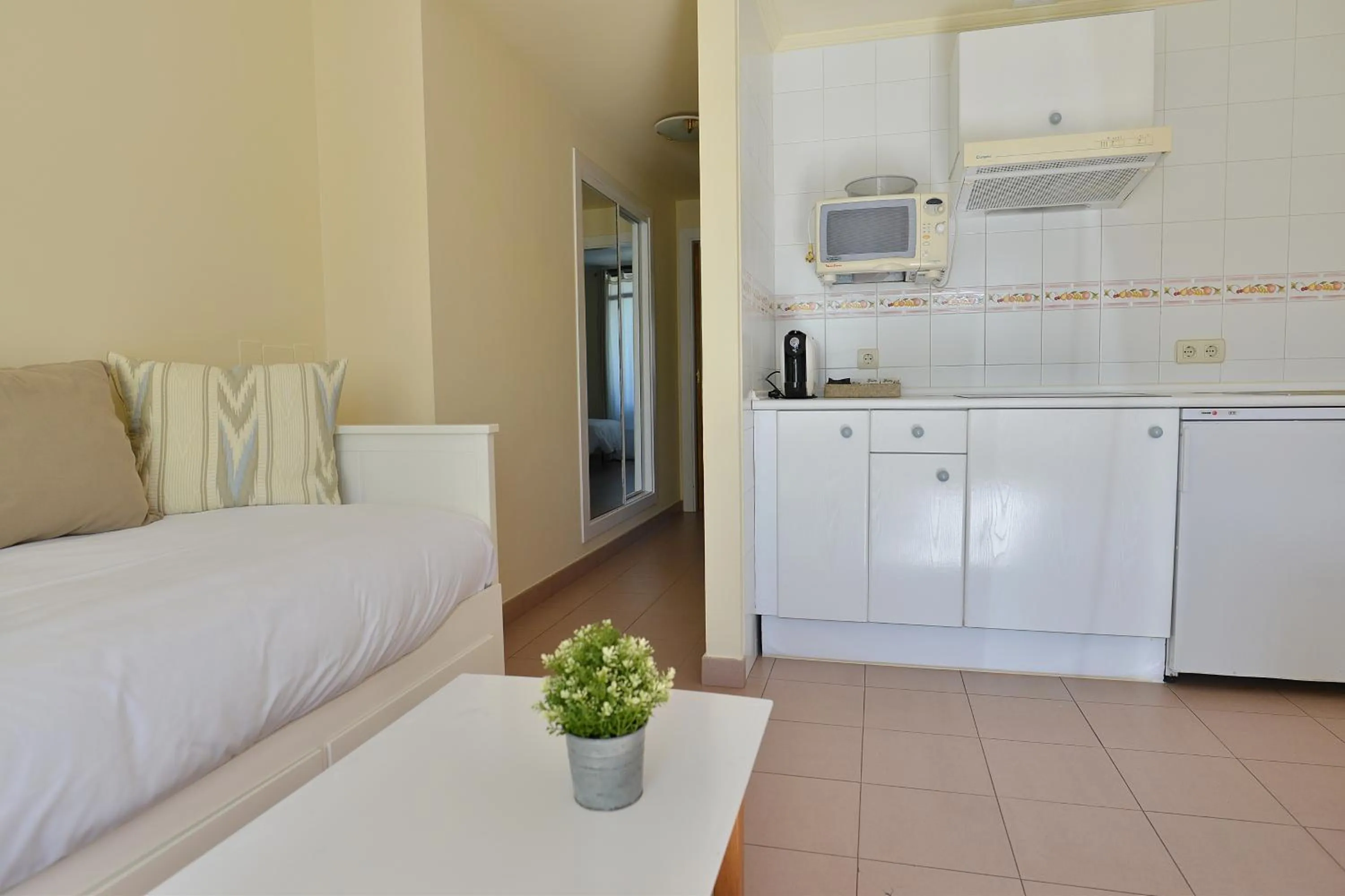 Kitchen or kitchenette, Bed in Apartamentos Marina