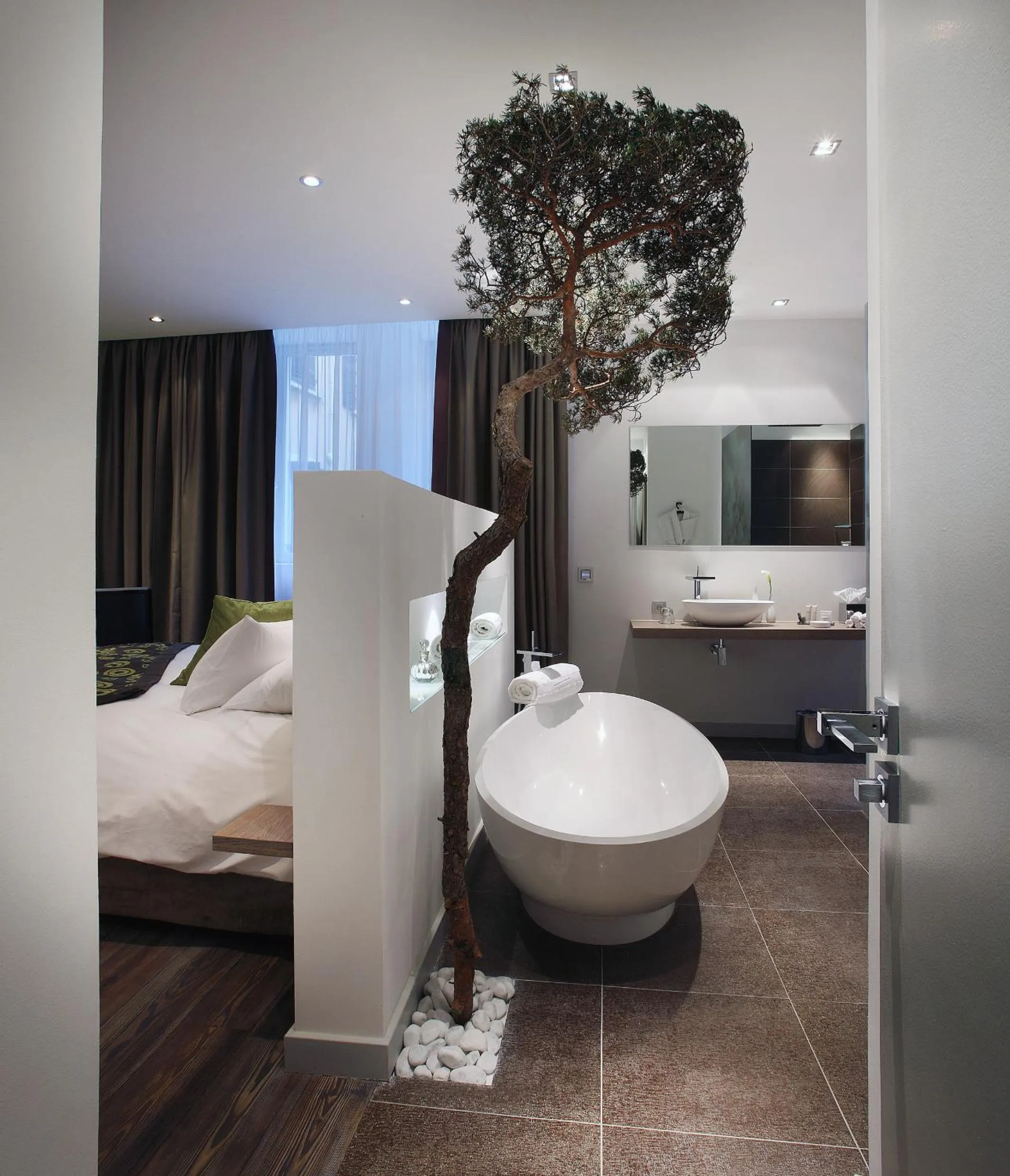 Bathroom, Bed in Petit Hôtel Confidentiel