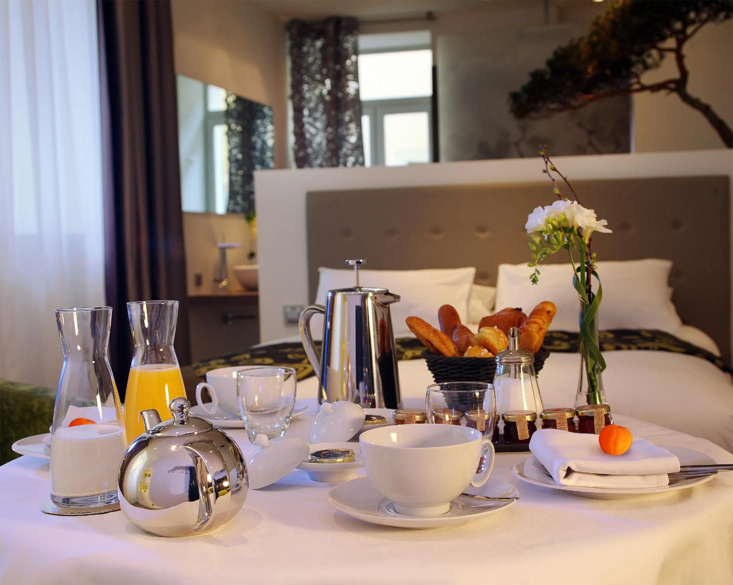 Food, Bed in Petit Hôtel Confidentiel