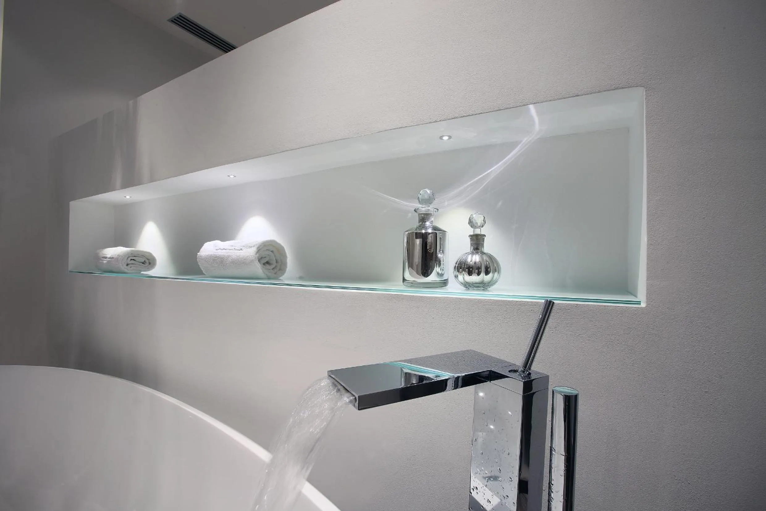 Bathroom, Bed in Petit Hôtel Confidentiel