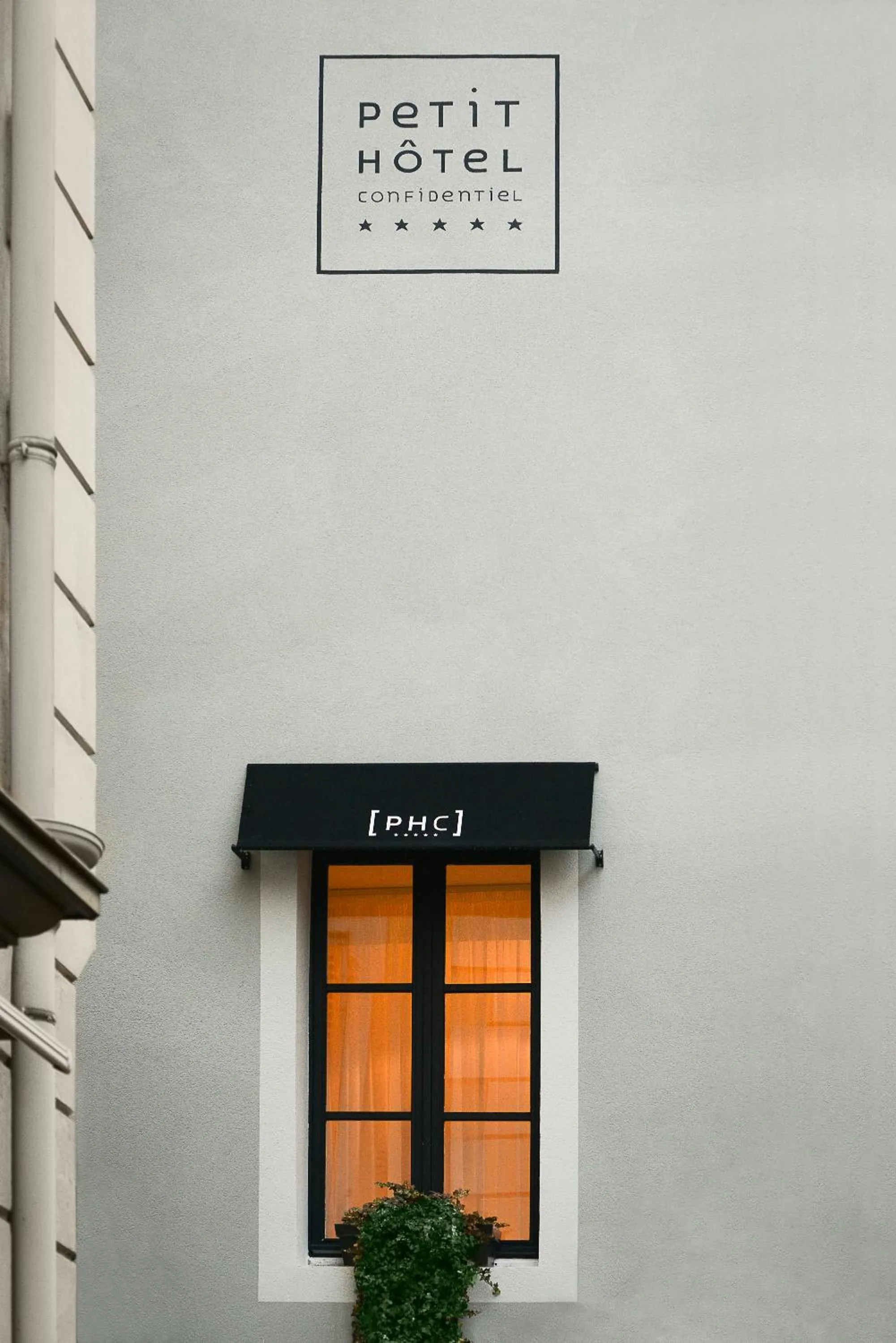 Property building in Petit Hôtel Confidentiel