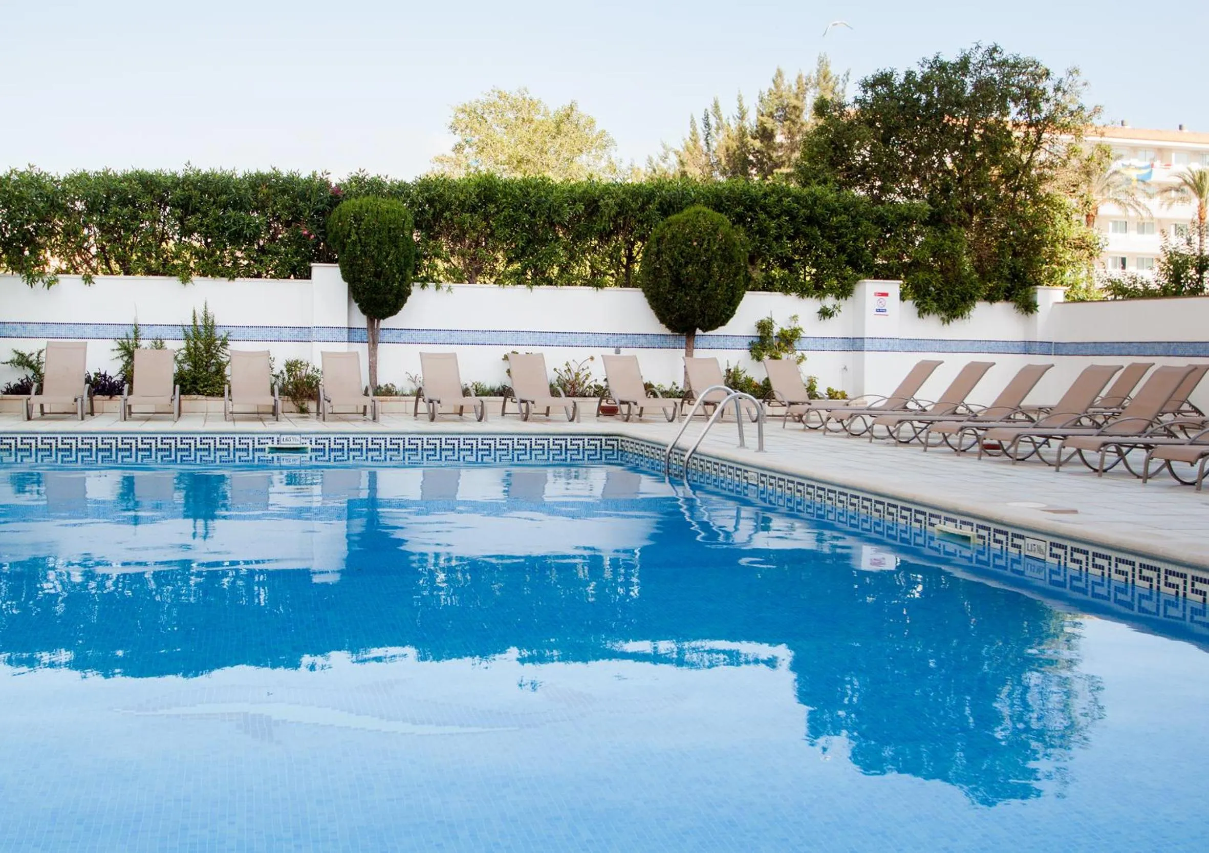 Swimming pool in Apartamentos Sol y Vera