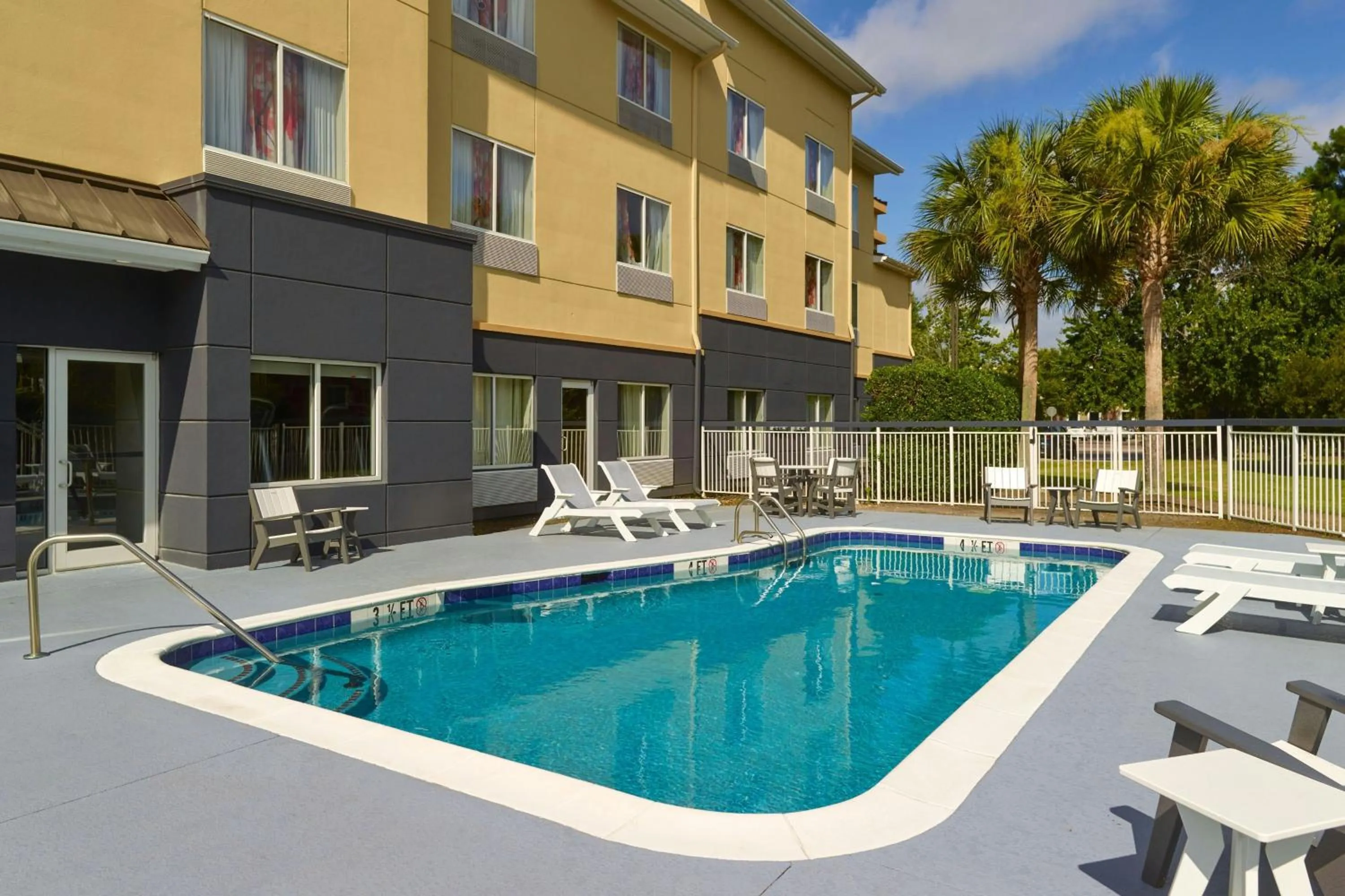 Swimming pool in Fairfield Inn and Suites Charleston North/University Area