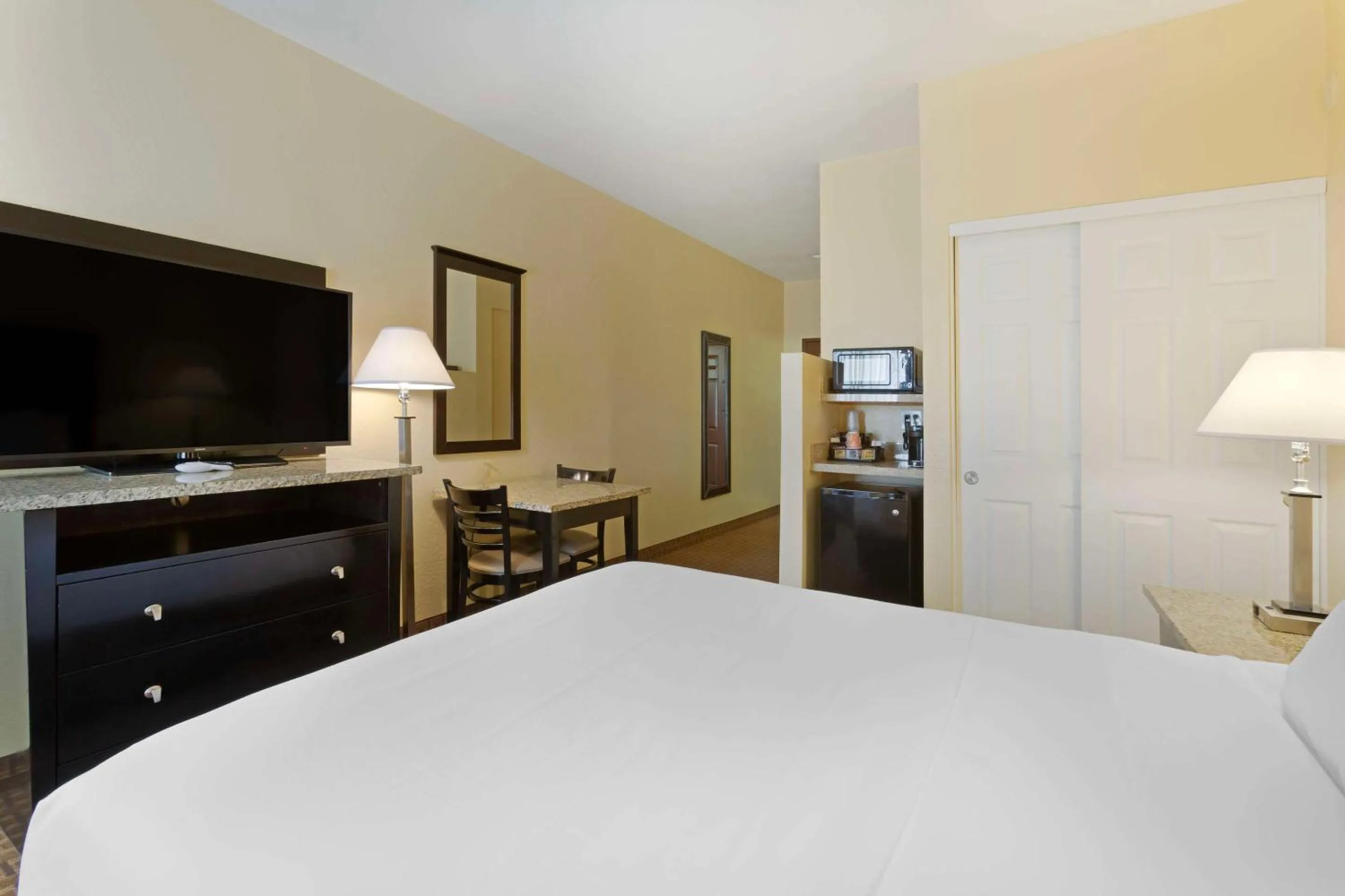 Bedroom, Bed in Comfort Inn Near Grand Canyon