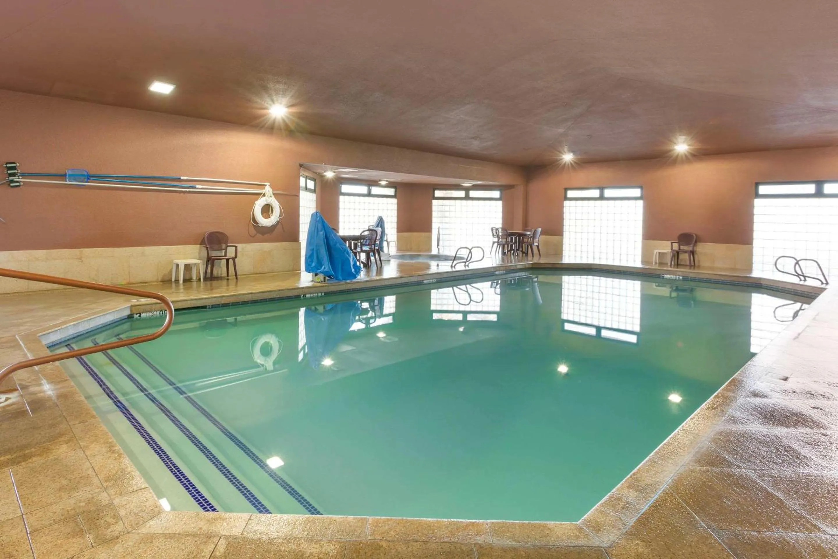 Swimming pool in Comfort Inn Near Grand Canyon