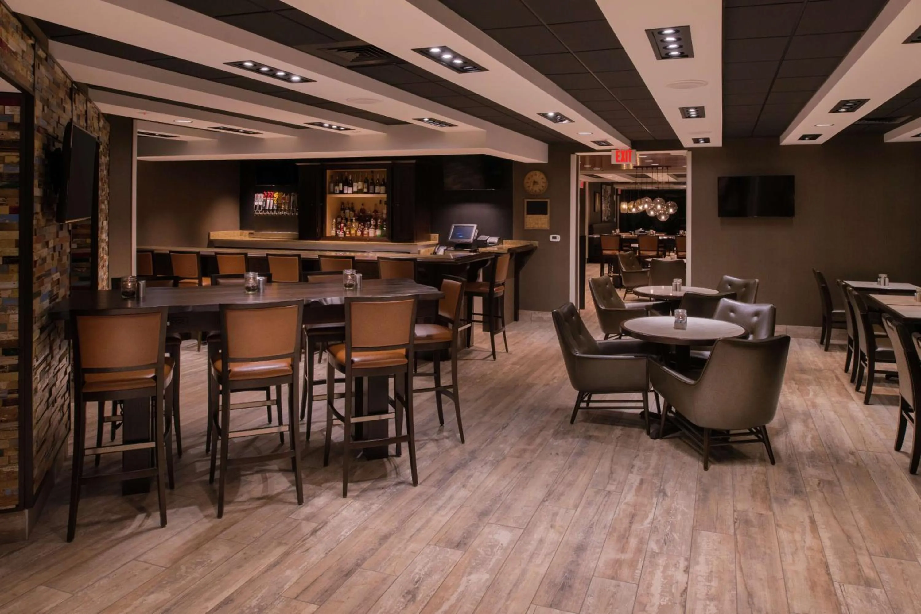 Lounge or bar in Doubletree By Hilton Raleigh Crabtree Valley