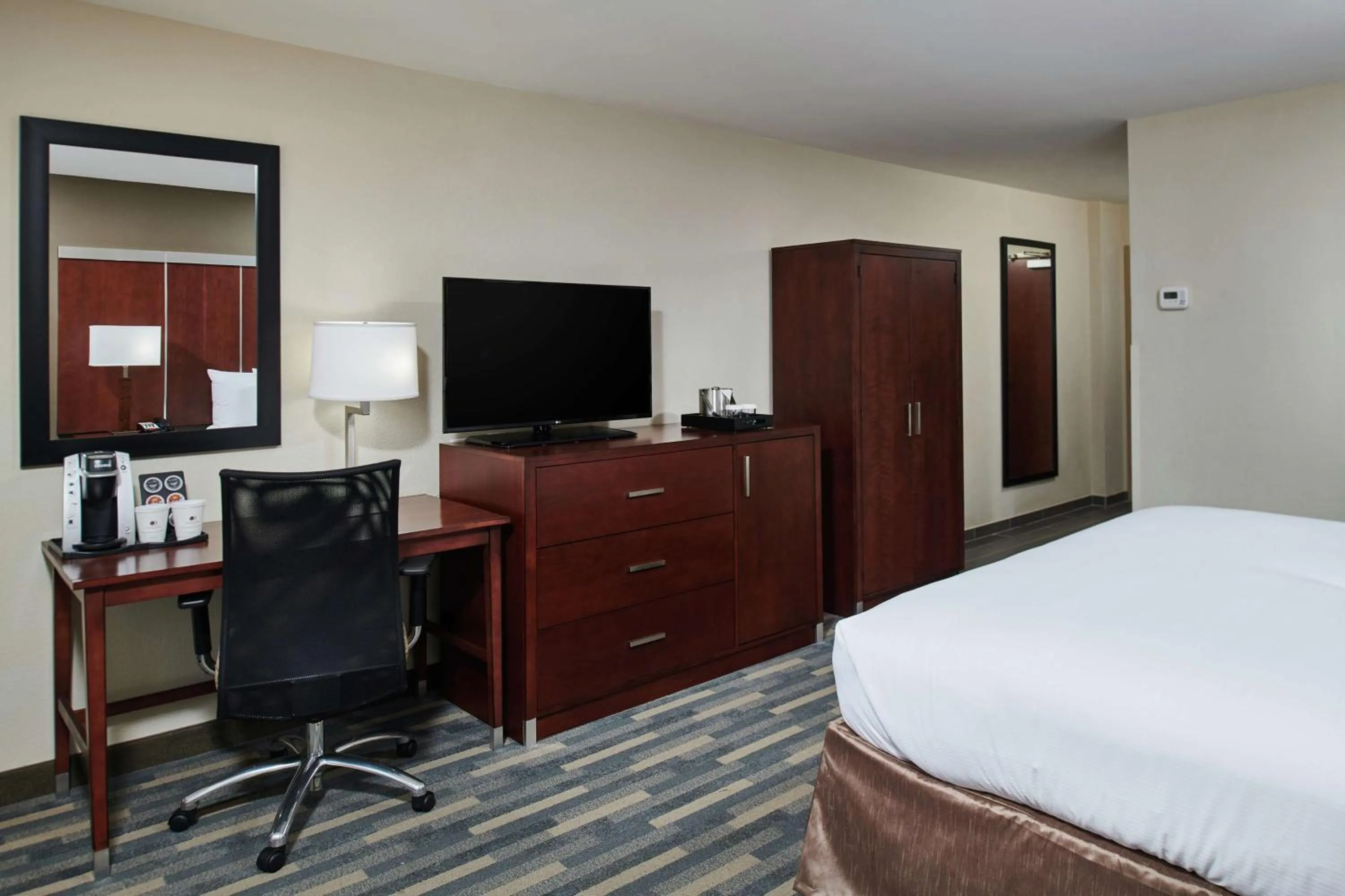 Bedroom, Bed in Doubletree By Hilton Raleigh Crabtree Valley