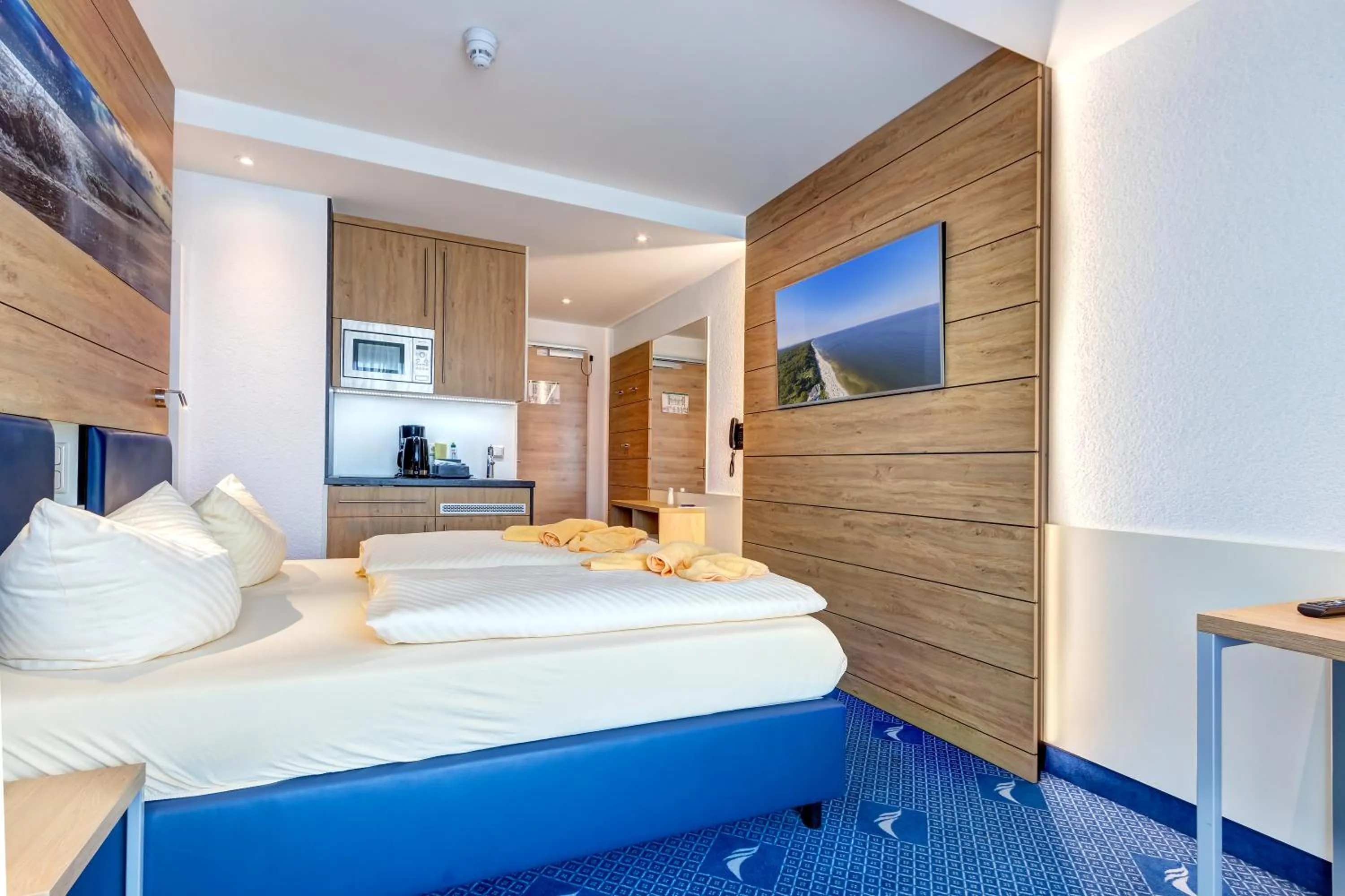 Photo of the whole room, Bed in Familien Wellness Hotel Seeklause mit großem Abenteuerspielplatz "Piraten-Insel-Usedom" Kinder immer All-Inklusive & Getränke ganztags inklusive