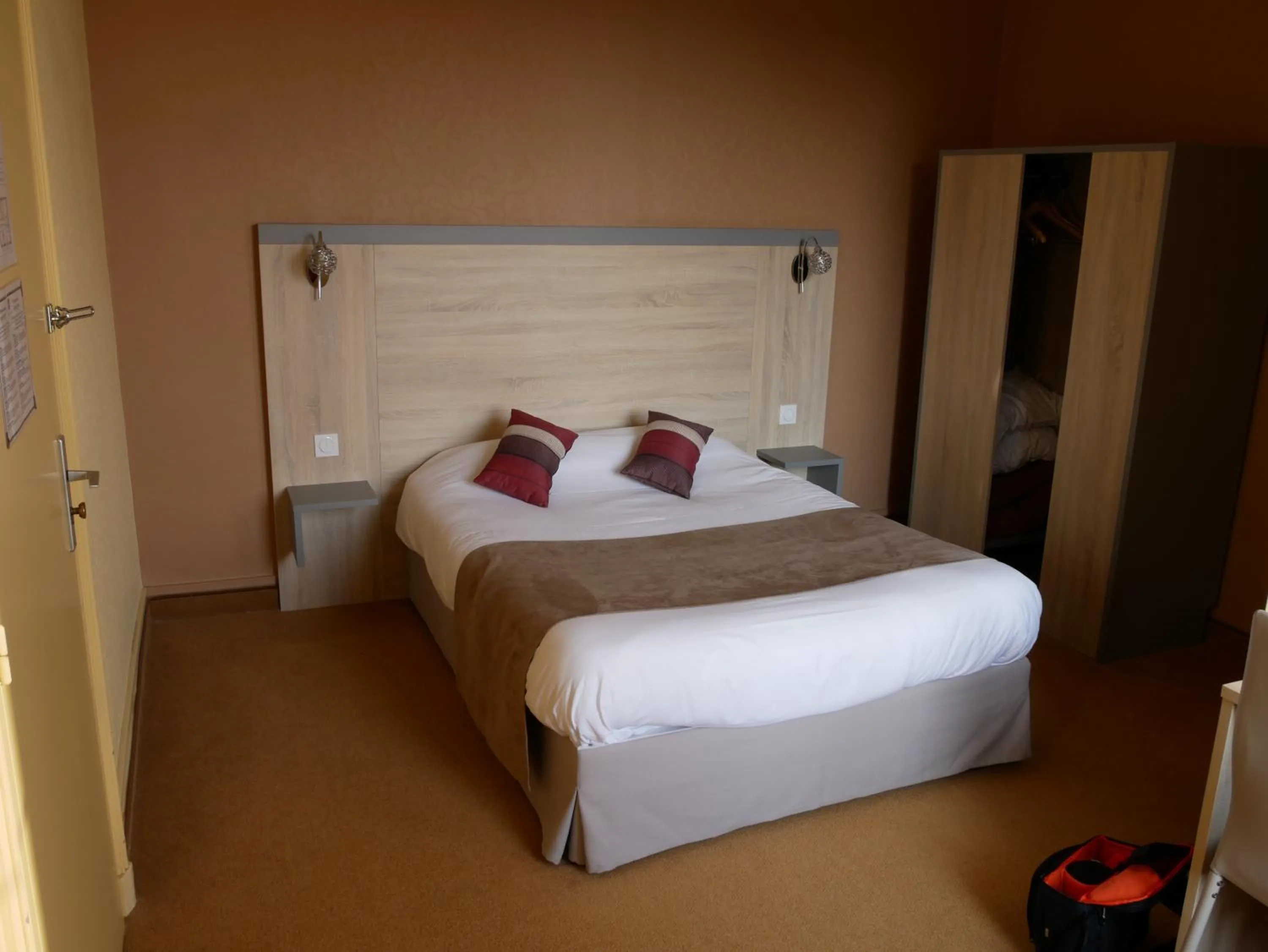 Bed in Logis Hôtel Le Lion d'Or