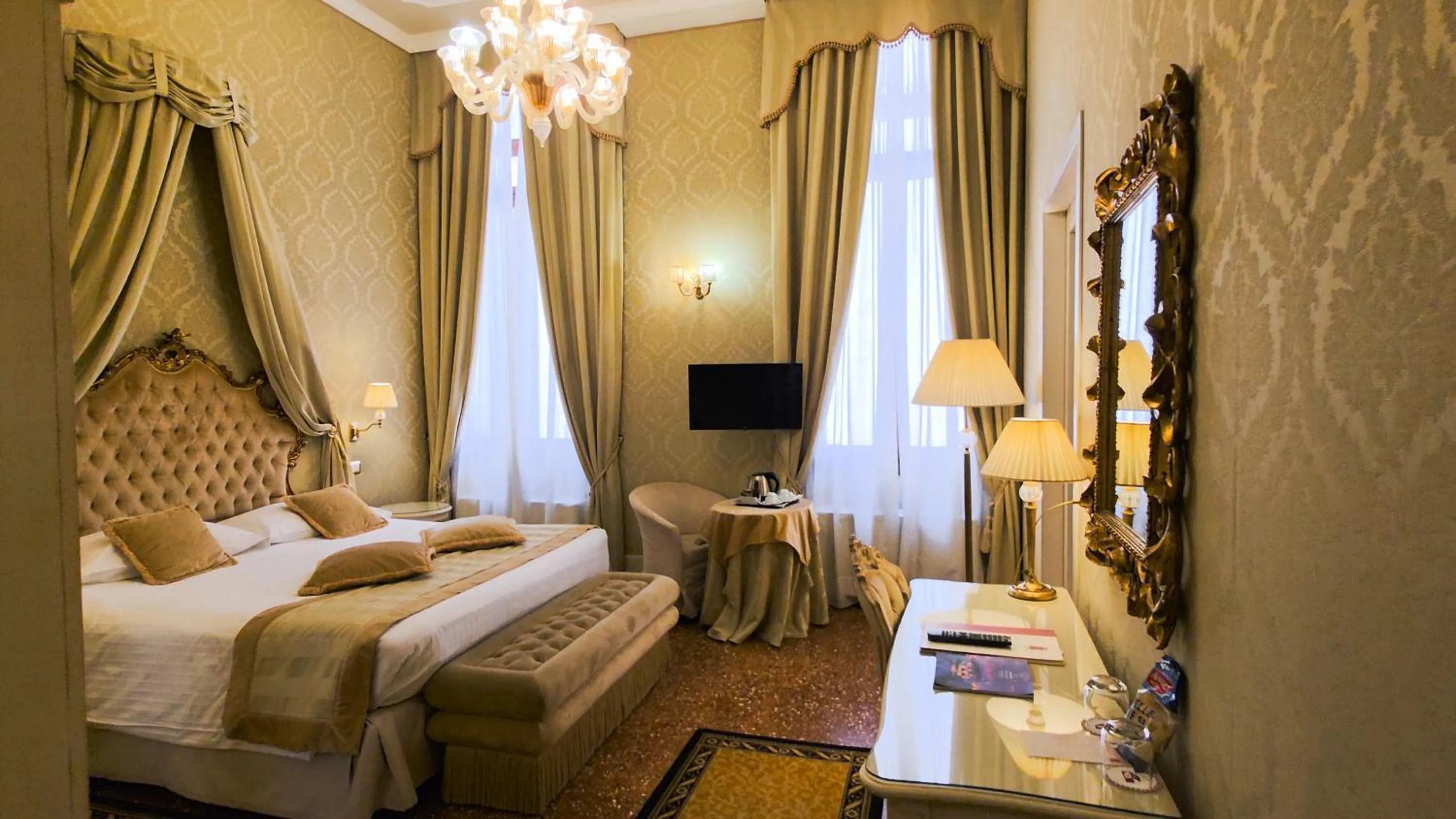 Property building, Bed in Hotel Al Duca Di Venezia