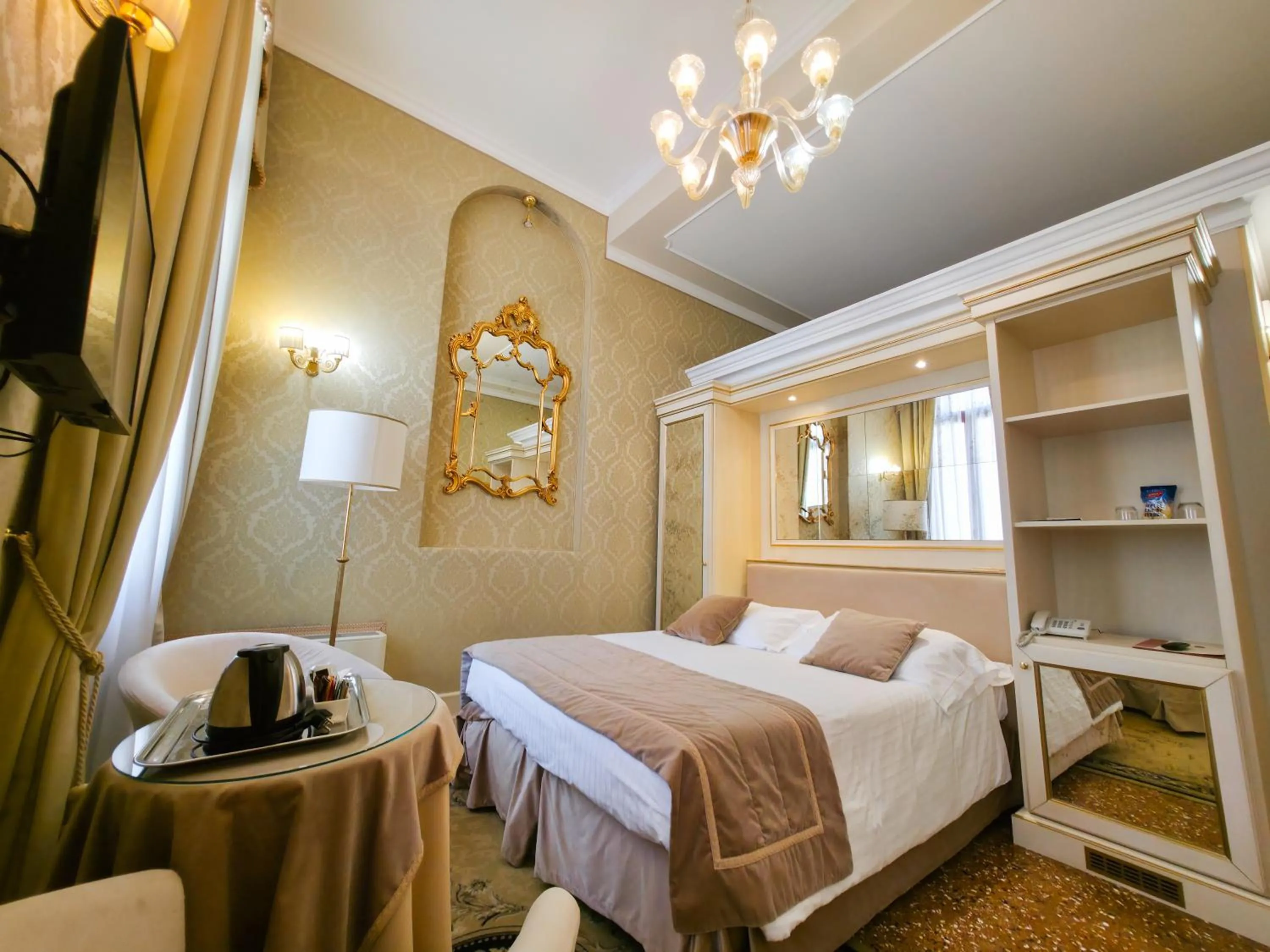 Bathroom, Bed in Hotel Al Duca Di Venezia
