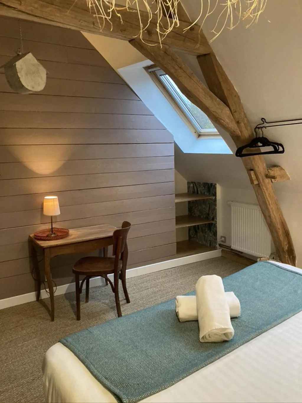 Bedroom, Bed in Aquarelle