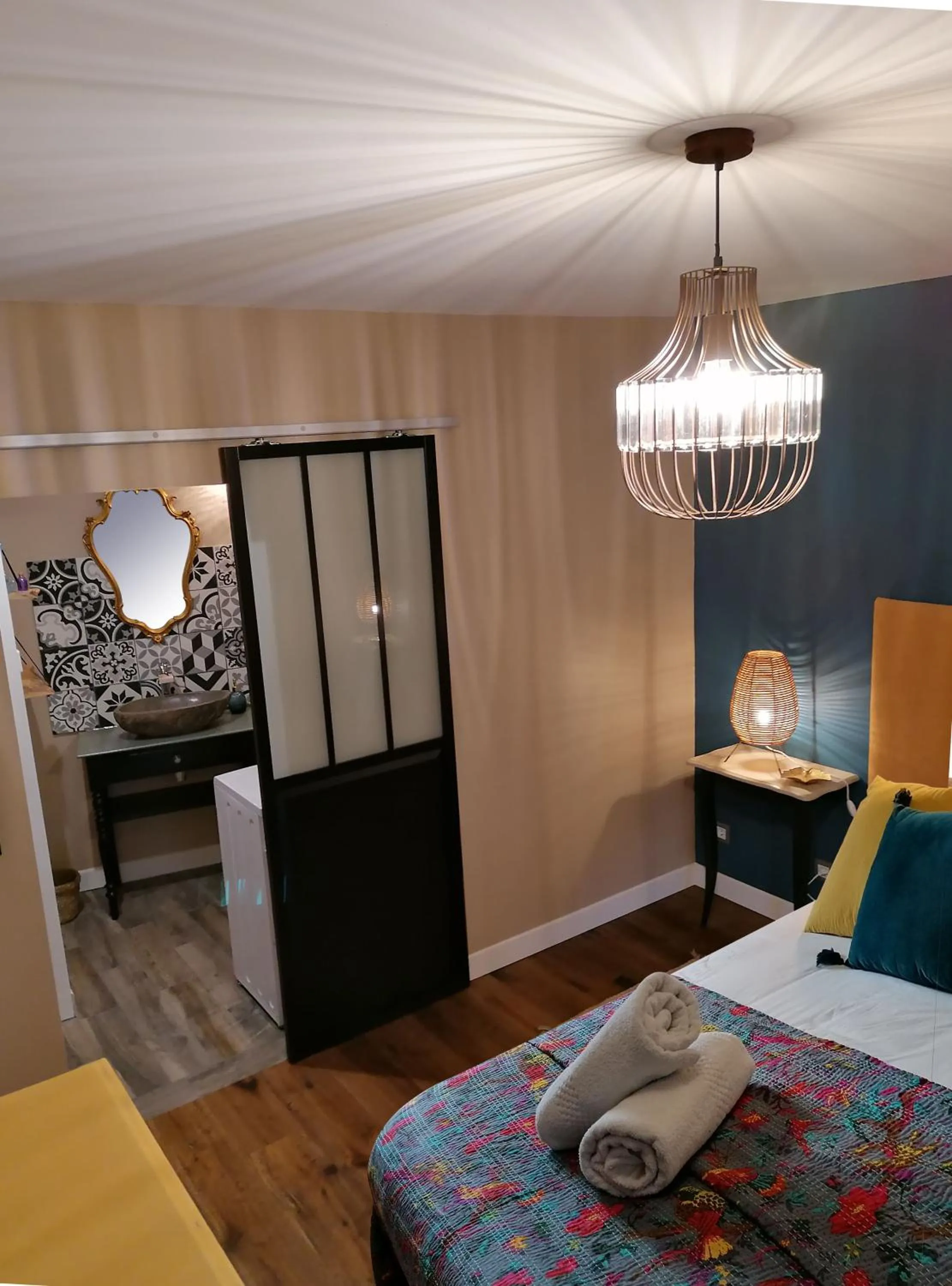 Photo of the whole room, Bed in Aquarelle