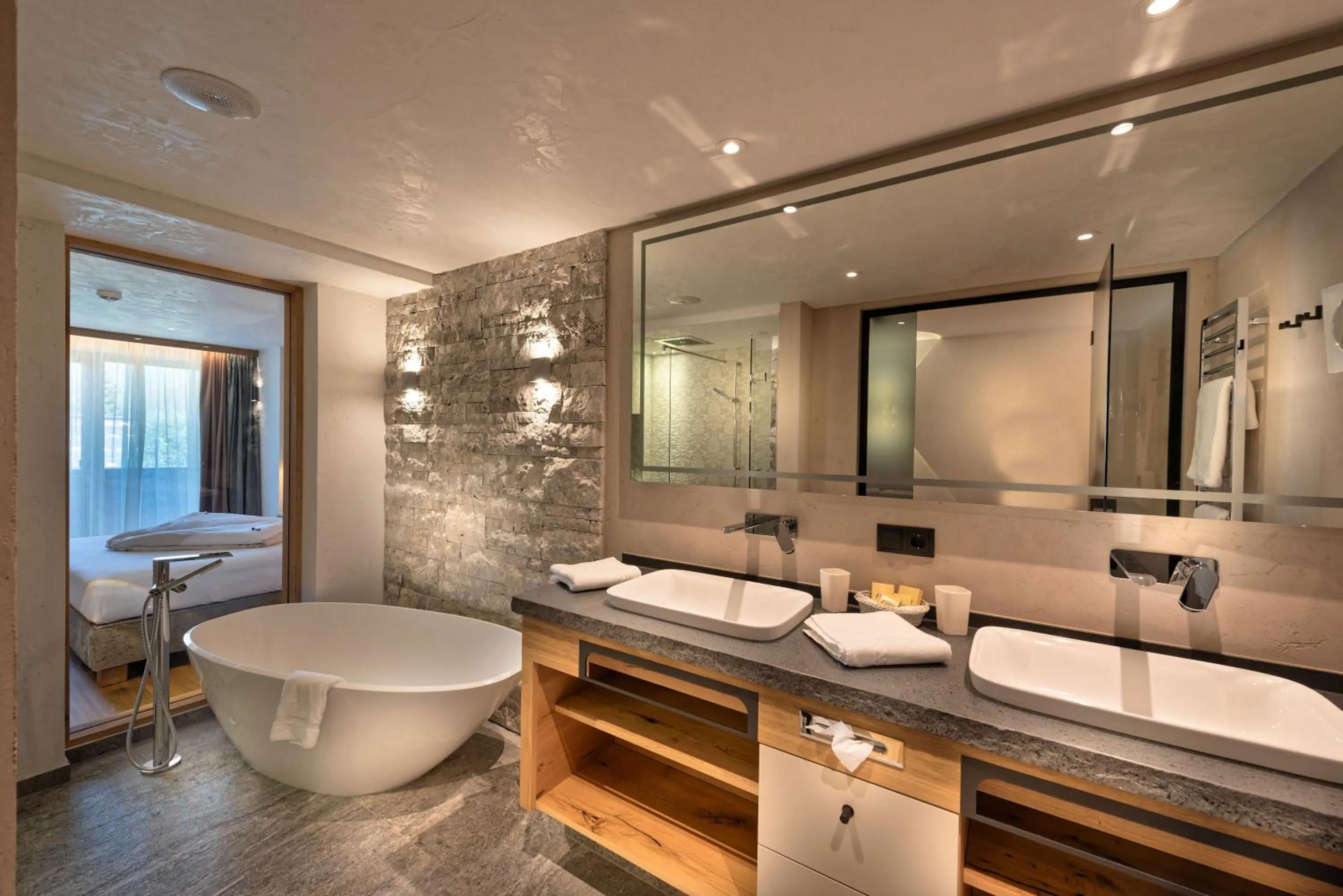 Bathroom in Alpinhotel Berghaus spa