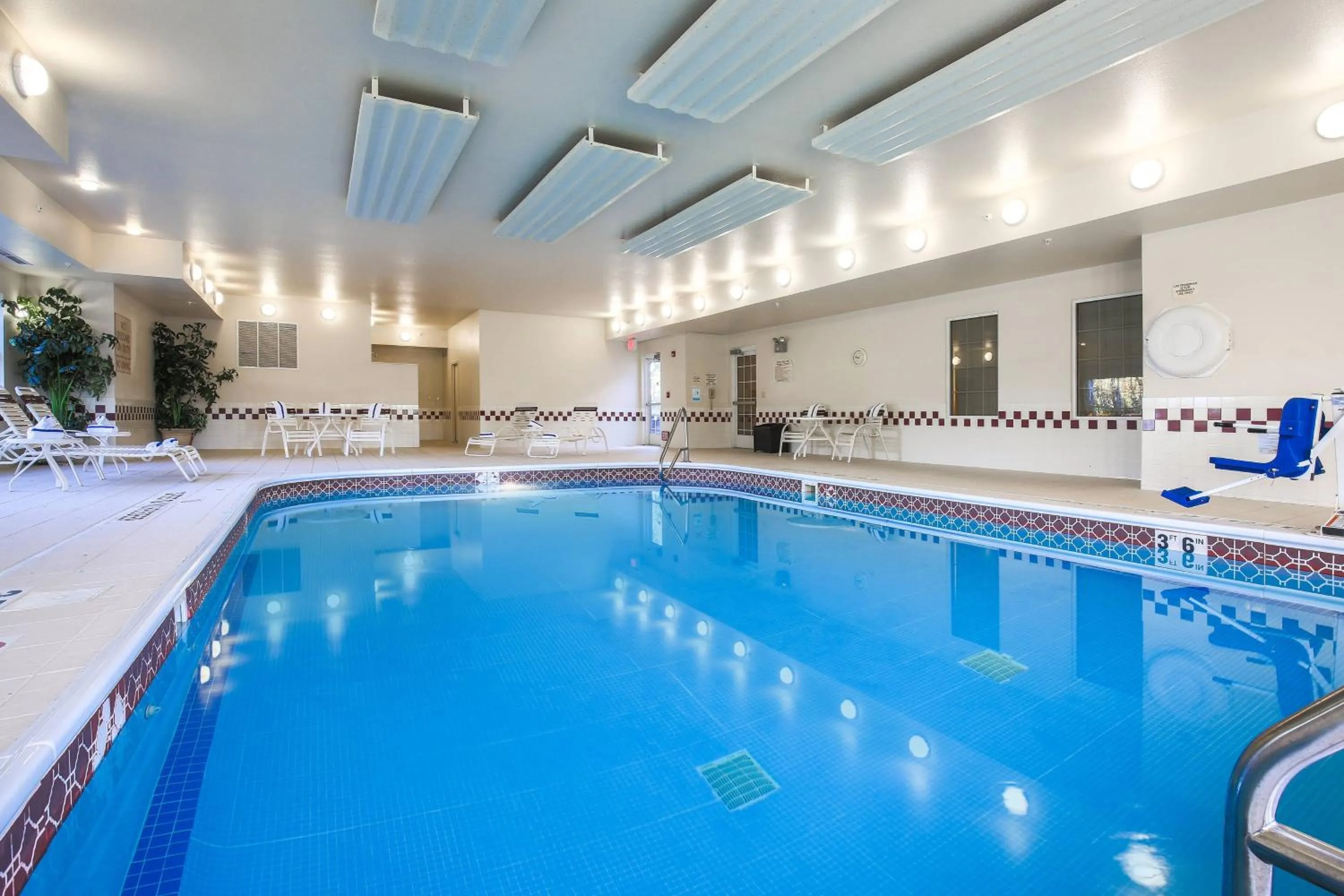 Swimming pool in Residence Inn by Marriott Flint Grand Blanc