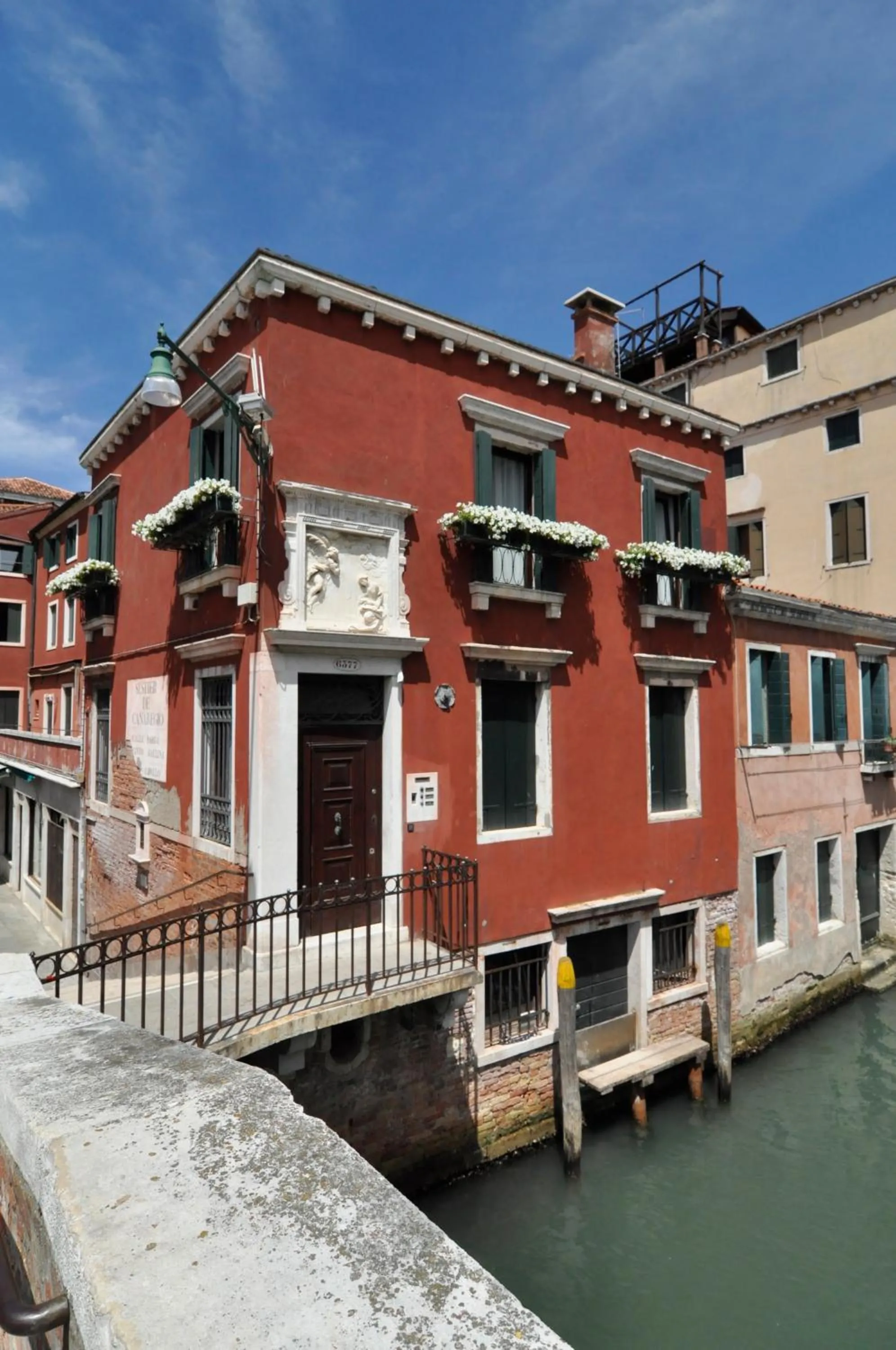 Facade/entrance in Casa Colleoni
