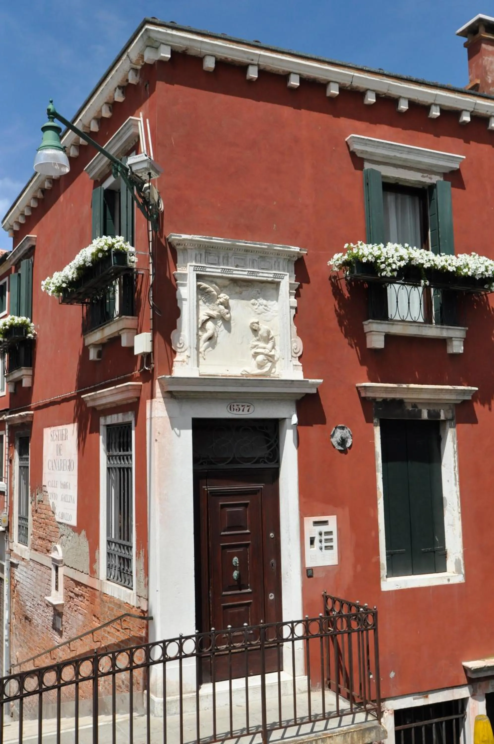 Facade/entrance in Casa Colleoni