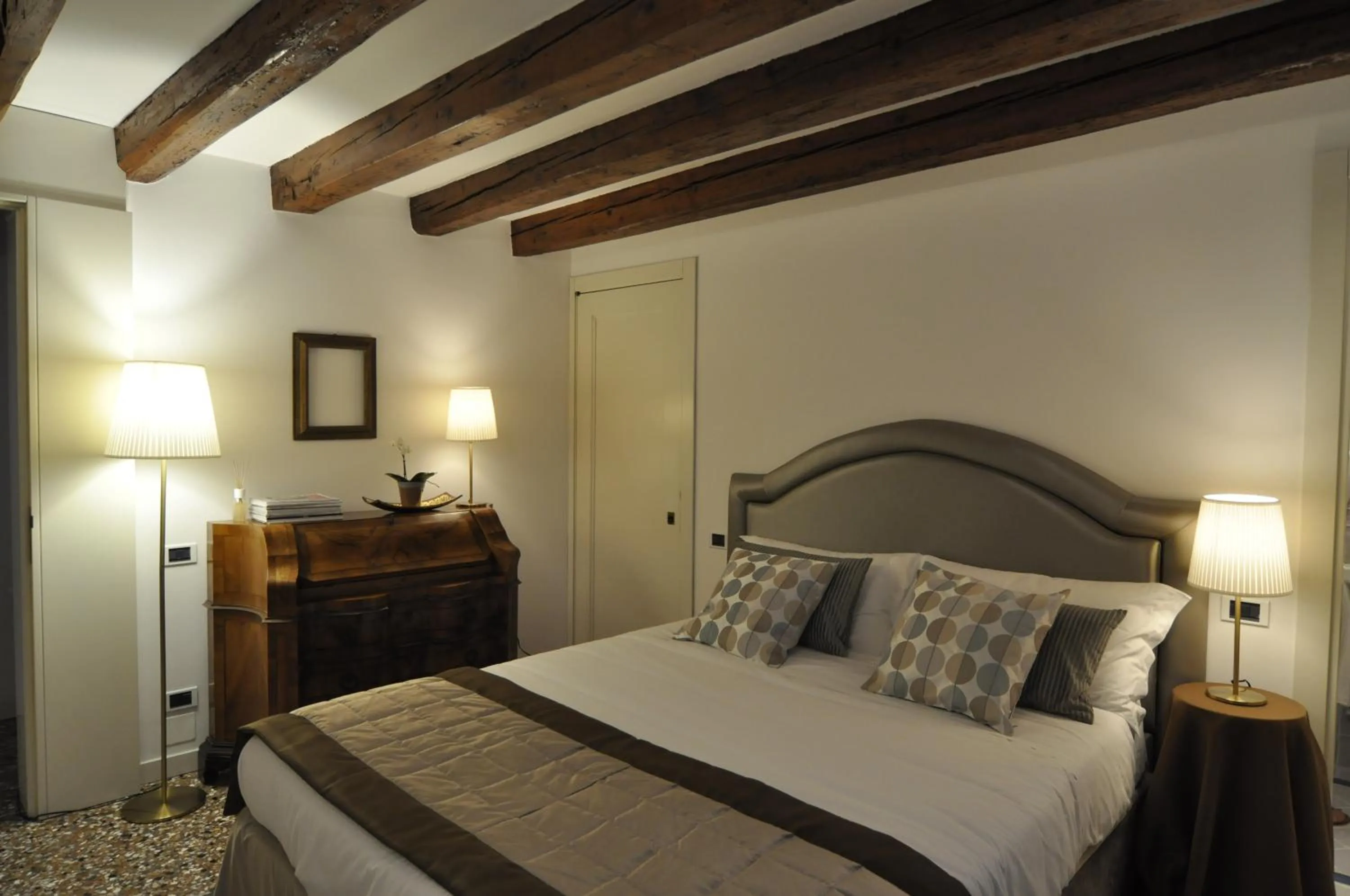 Bedroom, Bed in Casa Colleoni