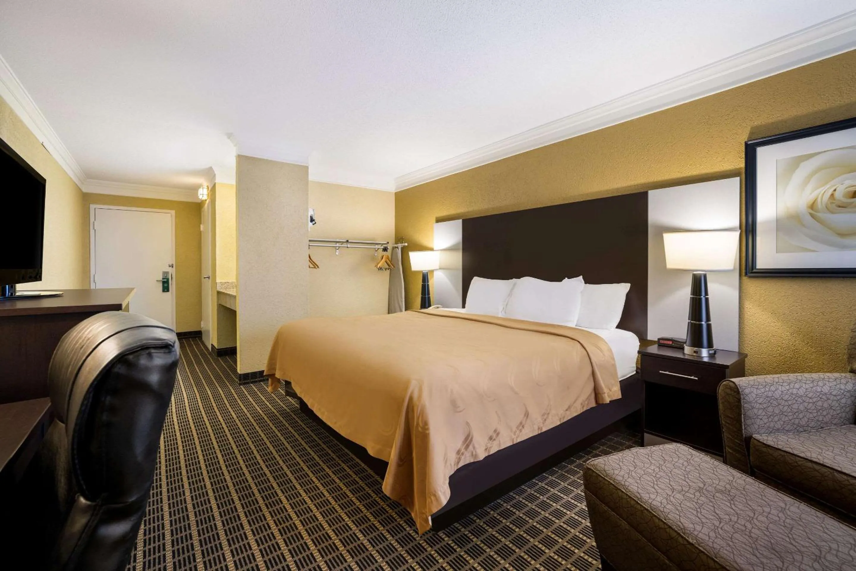 Bedroom, Bed in Quality Inn & Suites Syracuse Fairgrounds
