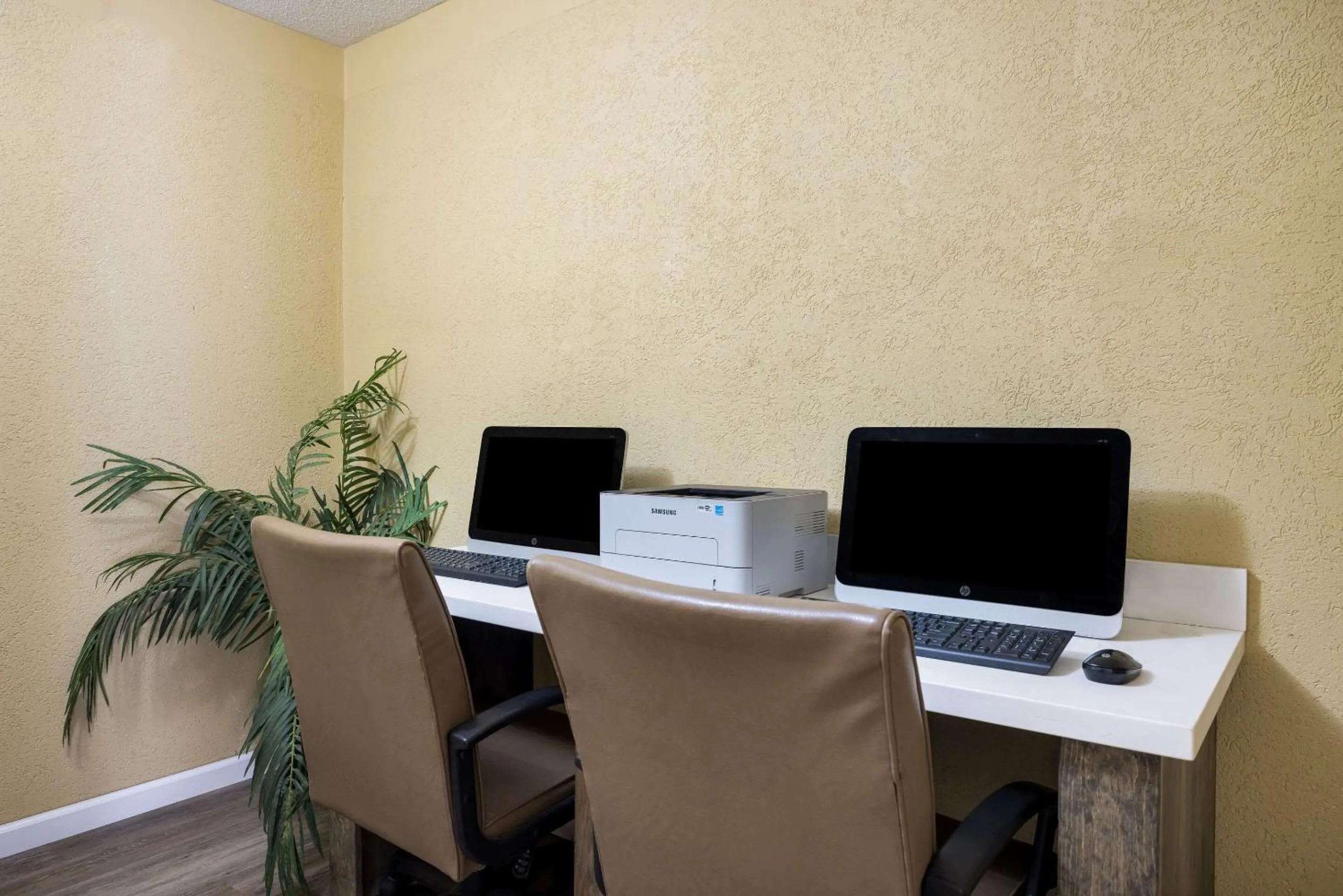 Business facilities in Quality Inn & Suites Syracuse Fairgrounds
